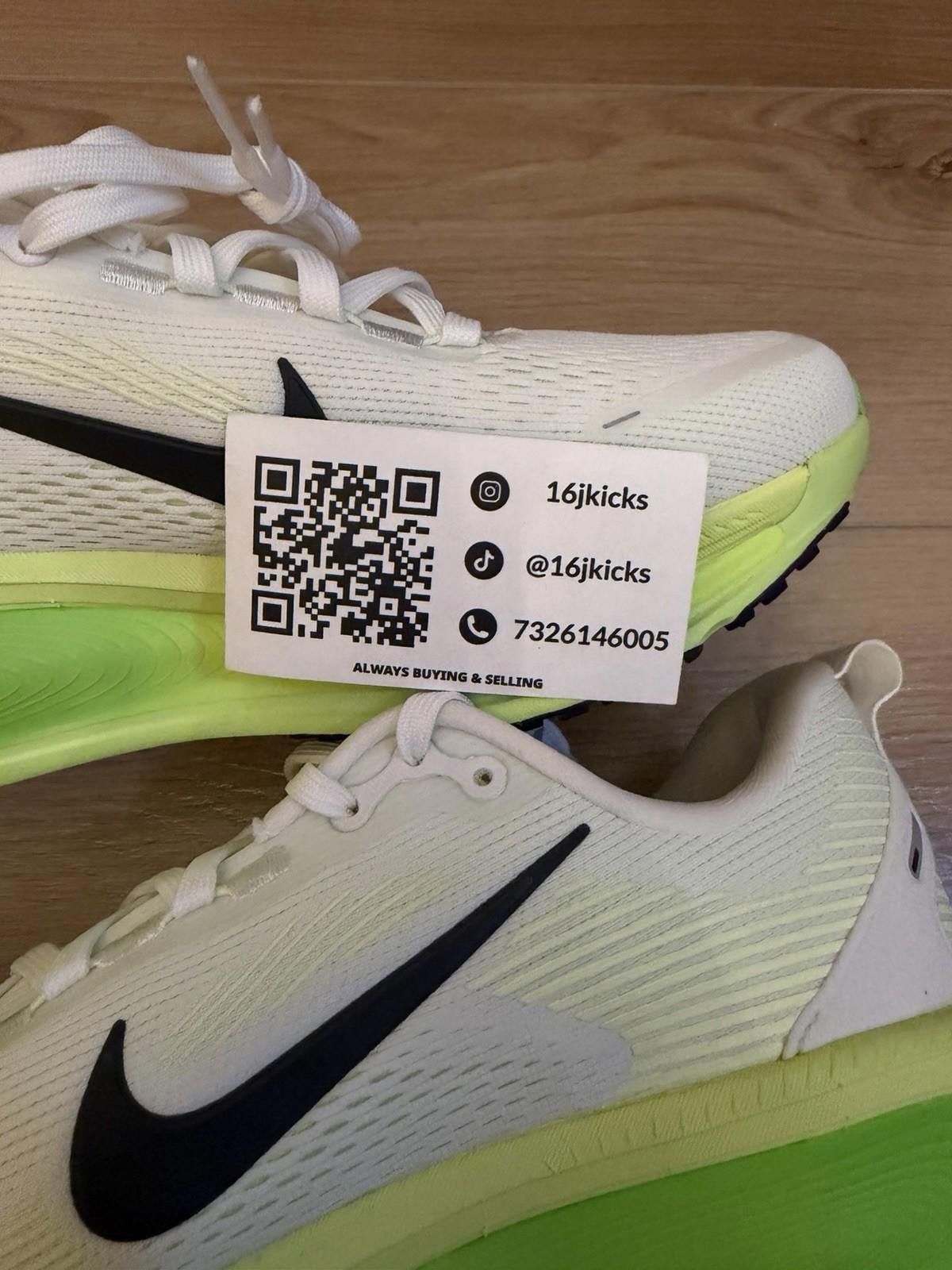 Nike Size 10W/8.5M - Nike Vomero 18 Electric Green Size US 10 / IT 40 - 2 Thumbnail