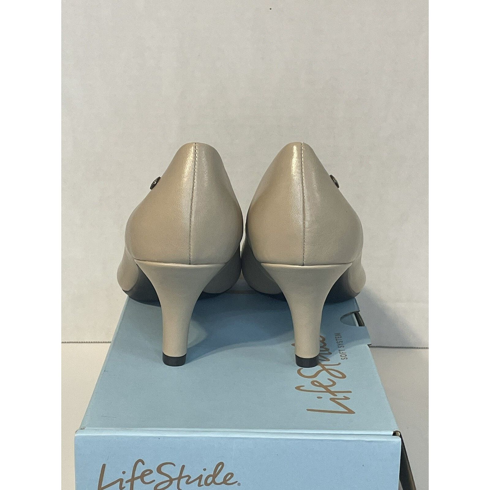The Unbranded Brand LifeStride Women’s Nude Classic Heels Pumps Size 9M Comfort Size US 9 / IT 39 - 4 Thumbnail