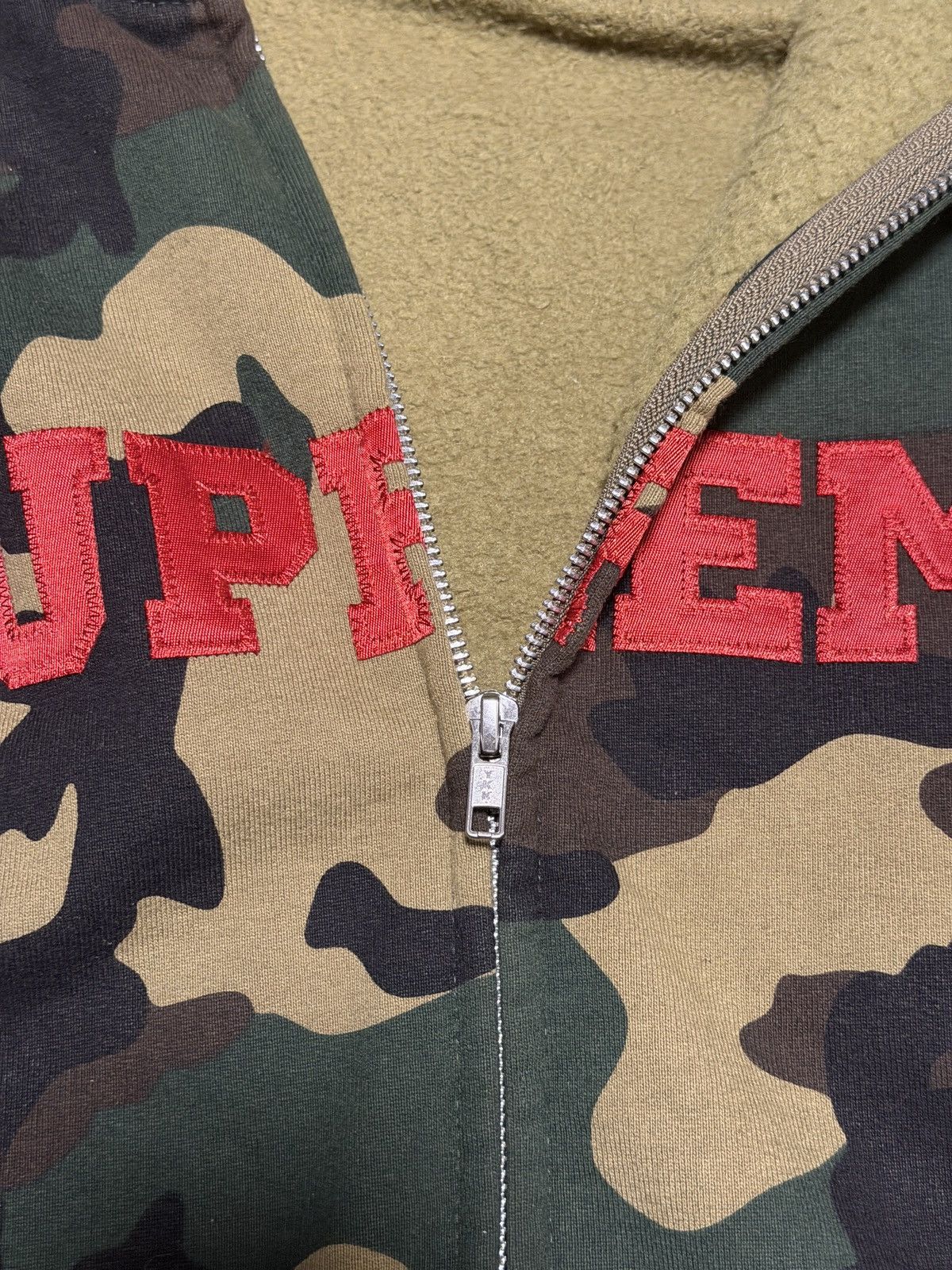 Supreme Supreme Collegiate Applique Camo Zip Up FW25 Size US XXL / EU 58 / 5 - 7 Thumbnail