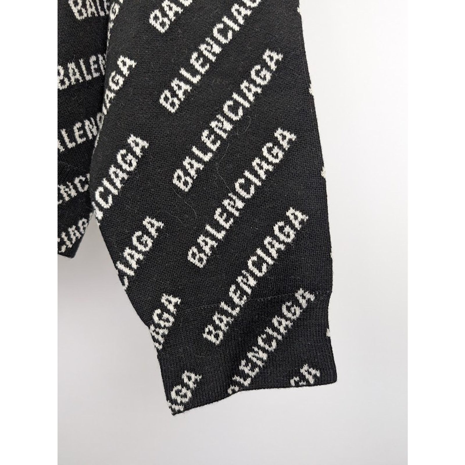 Balenciaga o1rshd1 All Over Logo Sweater in Black Size US S / EU 44-46 / 1 - 7 Thumbnail