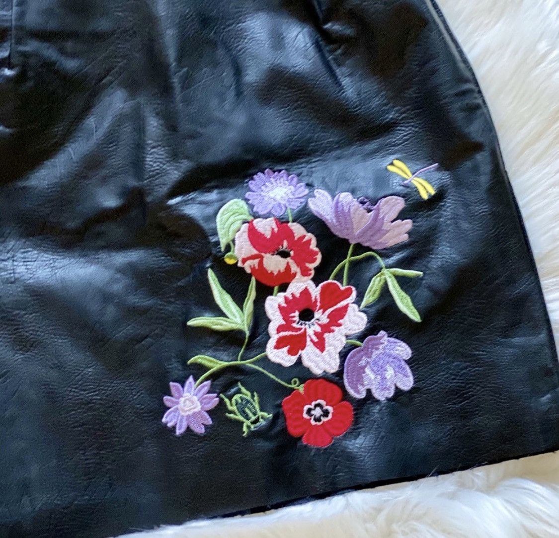 H&M BLACK H&M FLORAL EMBROIDERED LEATHER MINI SKIRT Size 27" / US 4 / IT 40 - 7 Thumbnail