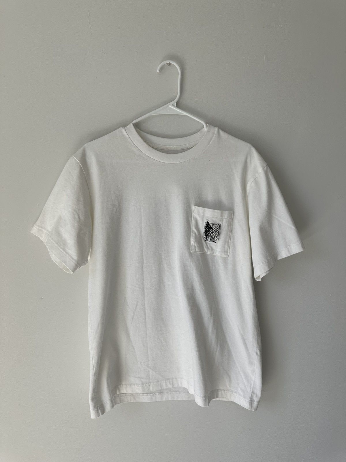 Other Attack On Titan Uniqlo Tee Size US M / EU 48-50 / 2 - 1 Thumbnail