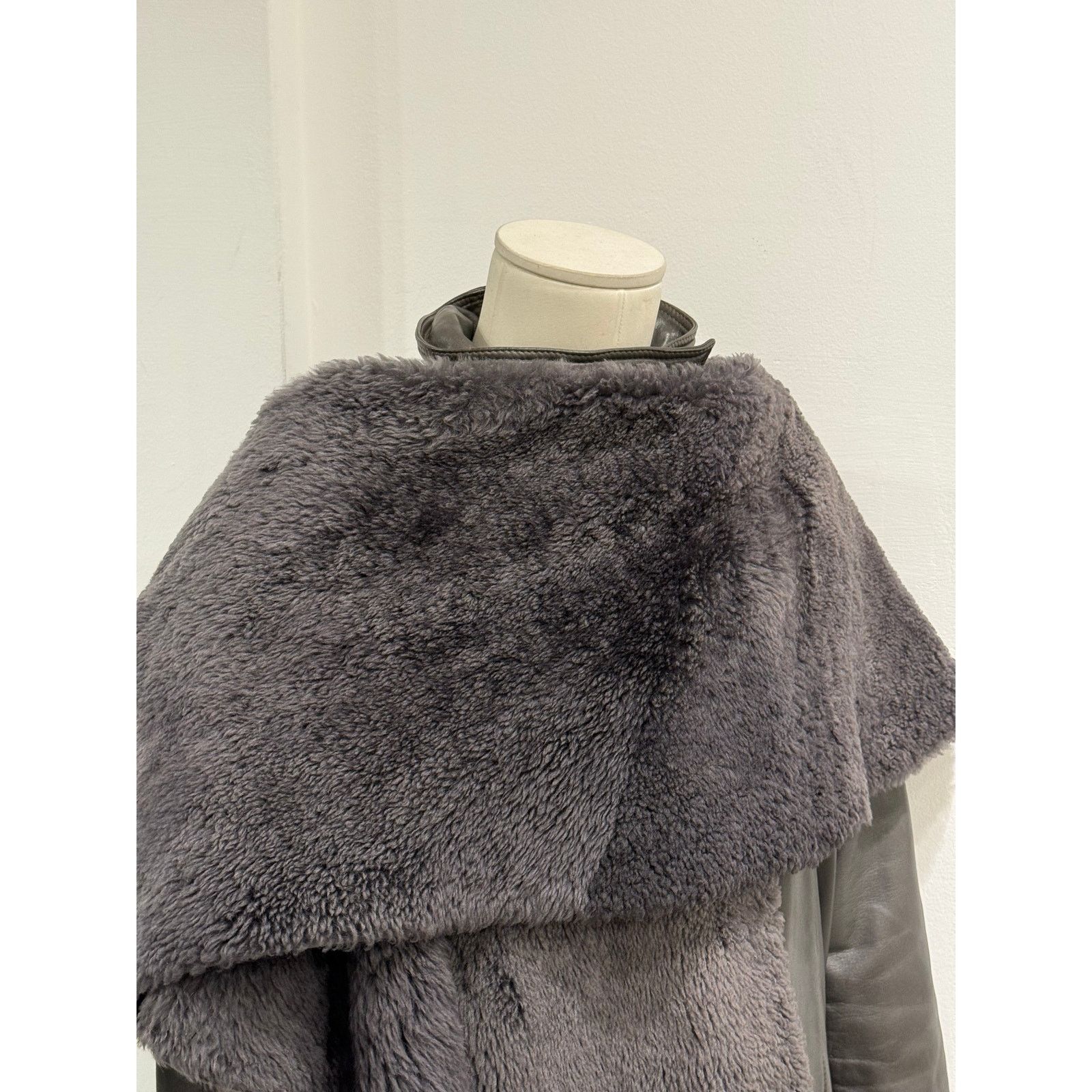 Versace 1980 Gianni Versace shearling leather cape jacket with scarf Size M / US 6-8 / IT 42-44 - 4 Thumbnail