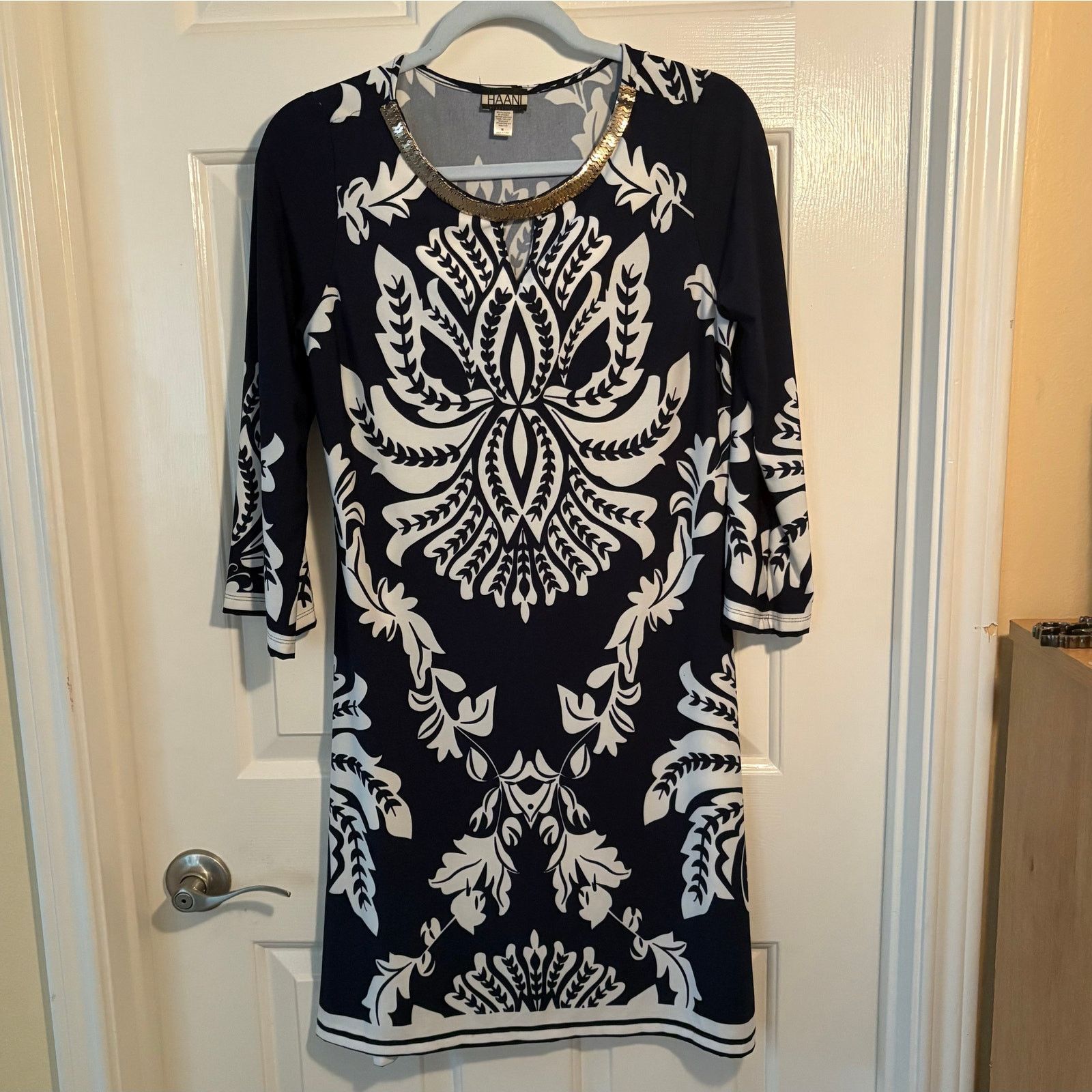 Other Haani Navy White Damask Dress w/ Gold Accent Neckline Size M Size M / US 6-8 / IT 42-44 - 3 Thumbnail