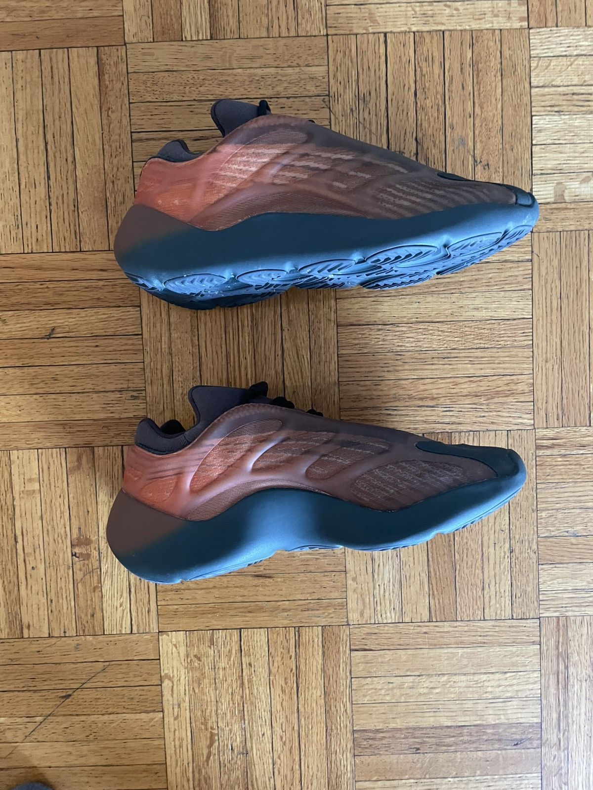 Adidas × Kanye West Yeezy 700V3 Size US 10.5 / EU 43-44 - 2 Thumbnail