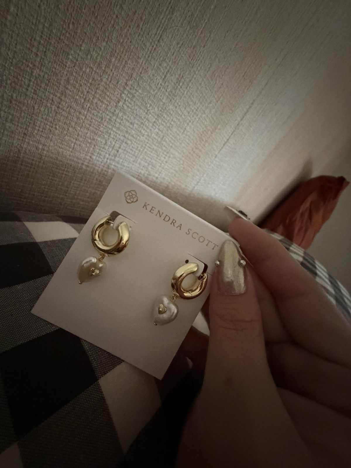 Kendra Scott Kendra Scott Sasha Heart in Gold Huggies w/Pearl Heart Charm Size ONE SIZE - 2 Thumbnail