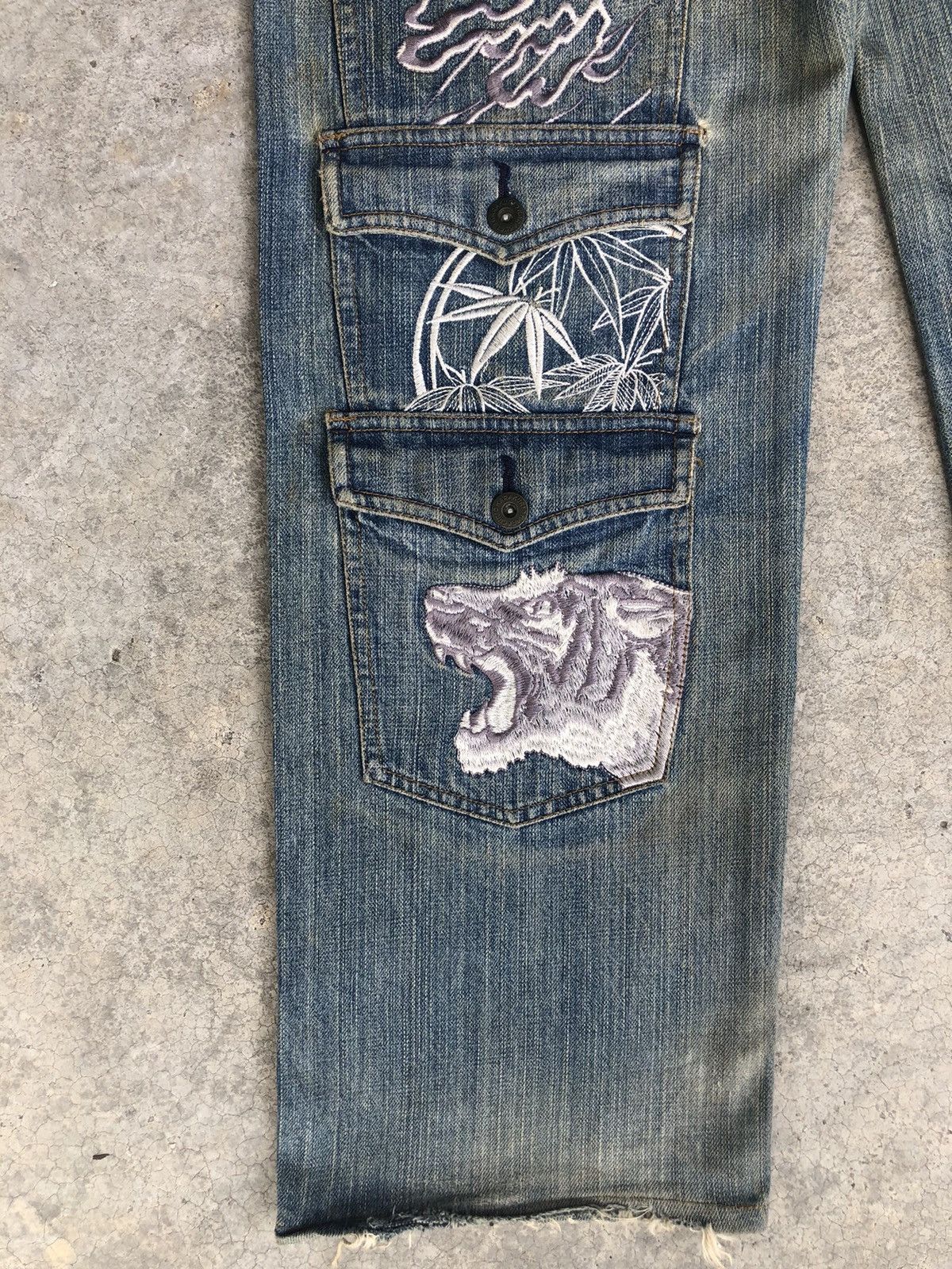 Karakuri Tamashii Karakuri Tamashii Embroidered Jeans Distressed Jeans Size US 32 / EU 48 - 11 Thumbnail