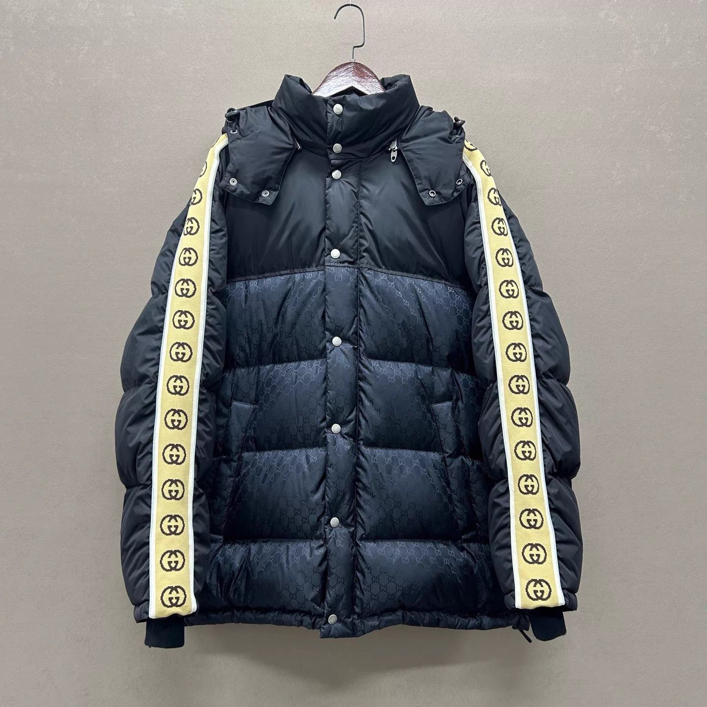 Gucci Gucci New w/ tags black logo print down jacket 54 Size US L / EU 52-54 / 3 - 1 Thumbnail