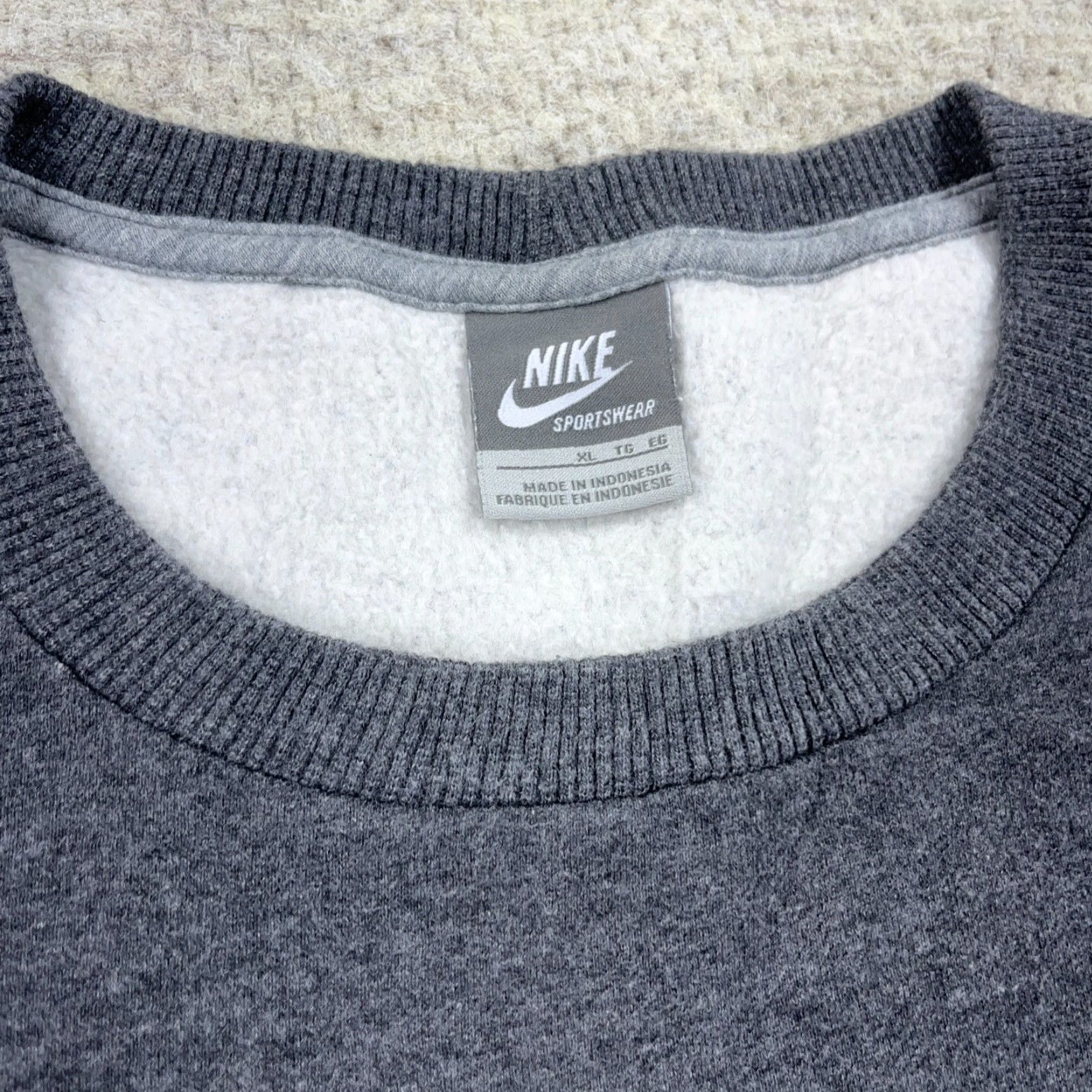 Nike VINTAGE Nike Sweatshirt Men XL Gray Crewneck Sneaker Swoosh 00s Heather All Seasons Pullover Pockets Size US XL / EU 56 / 4 - 5 Thumbnail