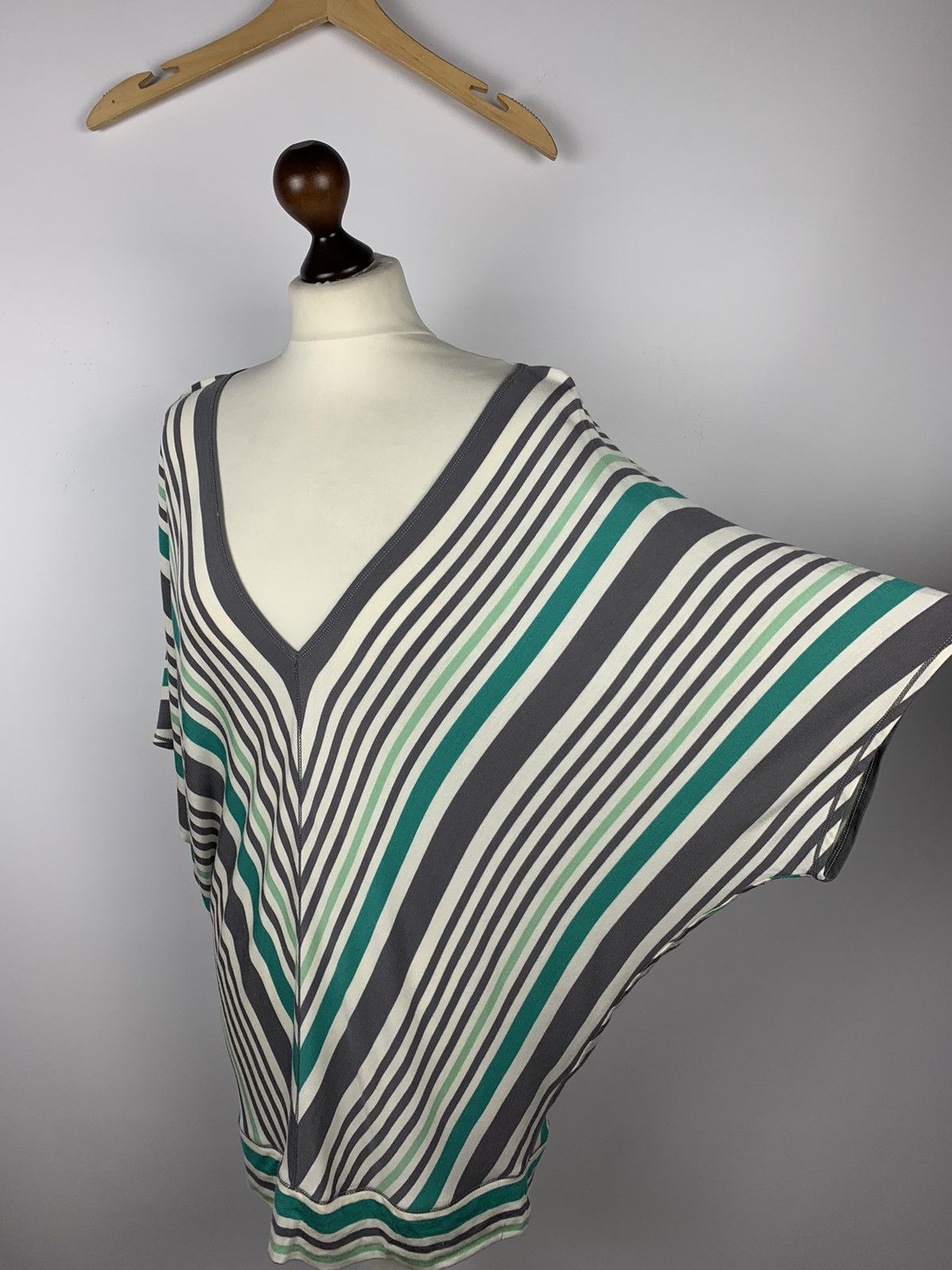 Max Mara Max Mara Studio Striped T-Shirt V-Neck Size XL Women’s Size XL / US 12-14 / IT 48-50 - 12 Thumbnail