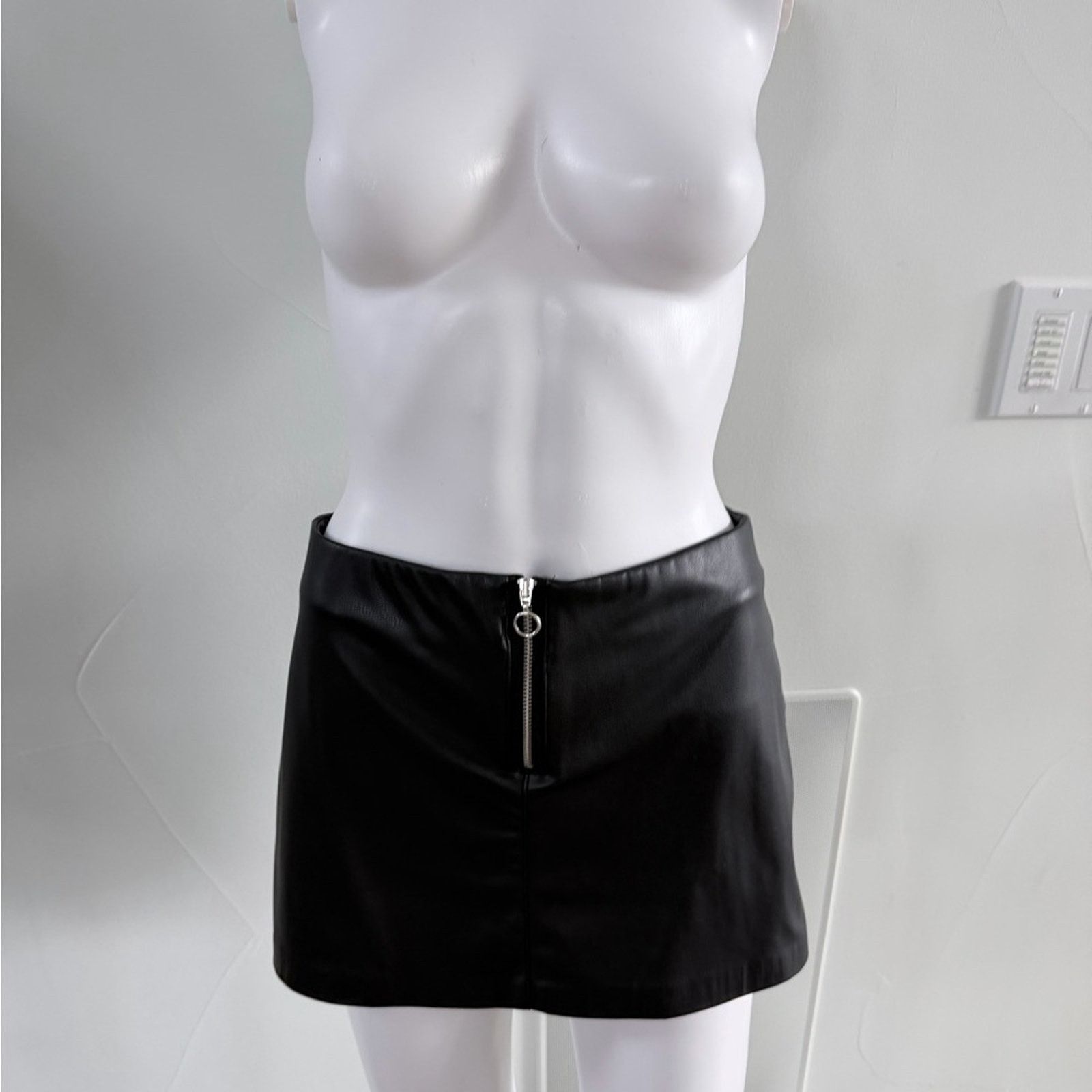 Zara New Y2K Zara Faux Leather Black Zippered Mini Skort size XS Size 25" / US 0 / IT 36 - 1 Thumbnail