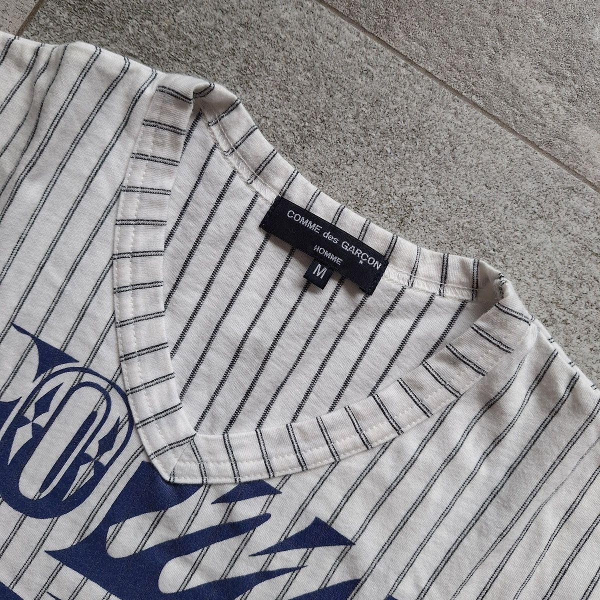 Comme des Garcons × Comme des Garcons Homme Comme des Garcons Homme Logo V Collar Tee T-shirt Size US M / EU 48-50 / 2 - 2 Thumbnail