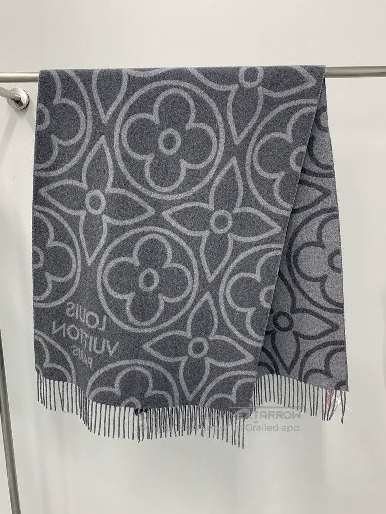 Louis Vuitton Louis Vuitton Grey scarf Size ONE SIZE - 1 Thumbnail
