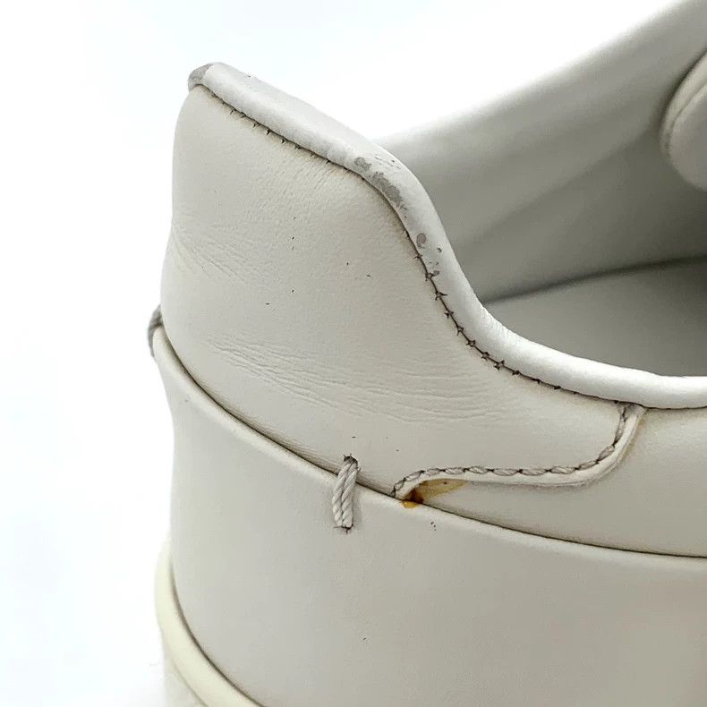 Louis Vuitton Louis Vuitton White logo flat casual white shoes Size US 5 / IT 35 - 8 Thumbnail