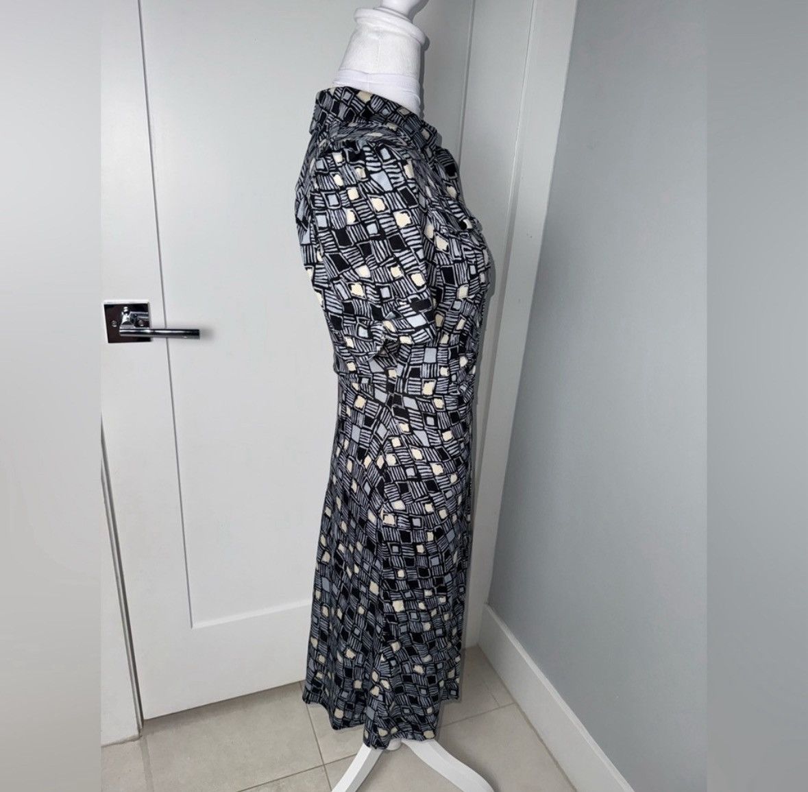 Diane von Furstenberg Diane von Furstenberg Silk Collared Printed Dress/Size 6 Size M / US 6-8 / IT 42-44 - 4 Thumbnail