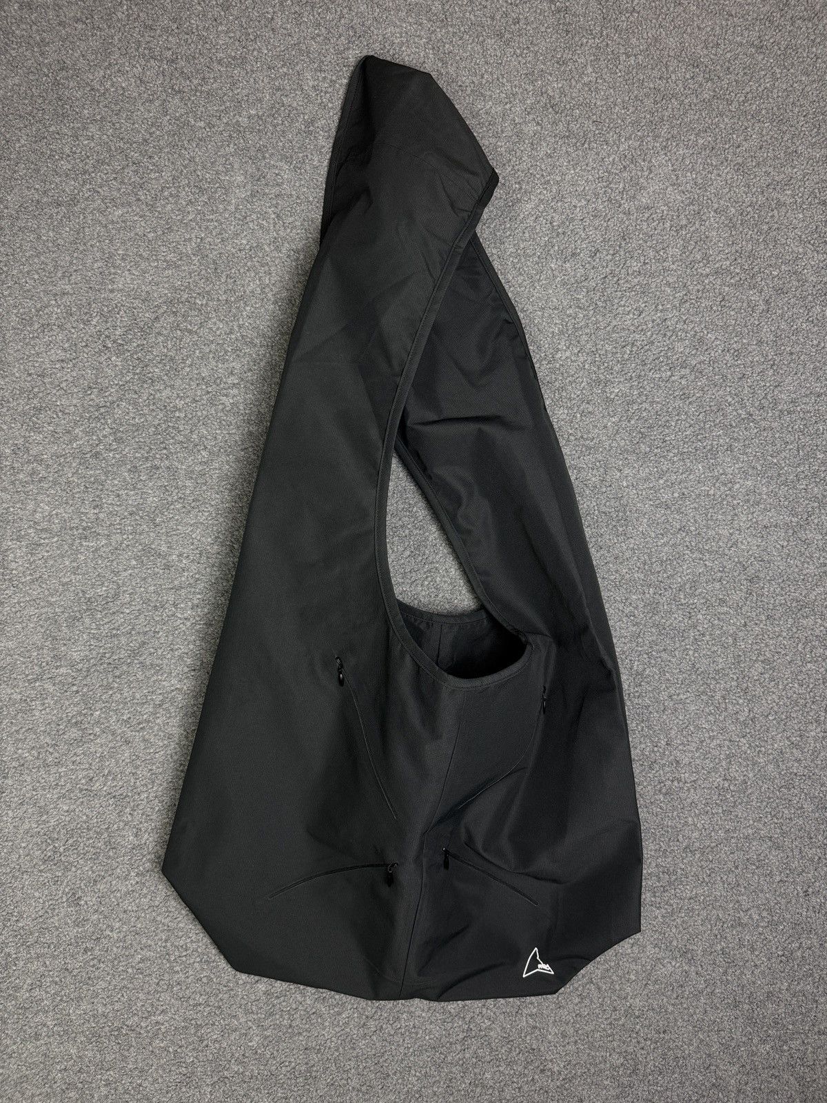Roa Hiking Bag Packable Sling in Black, Men's