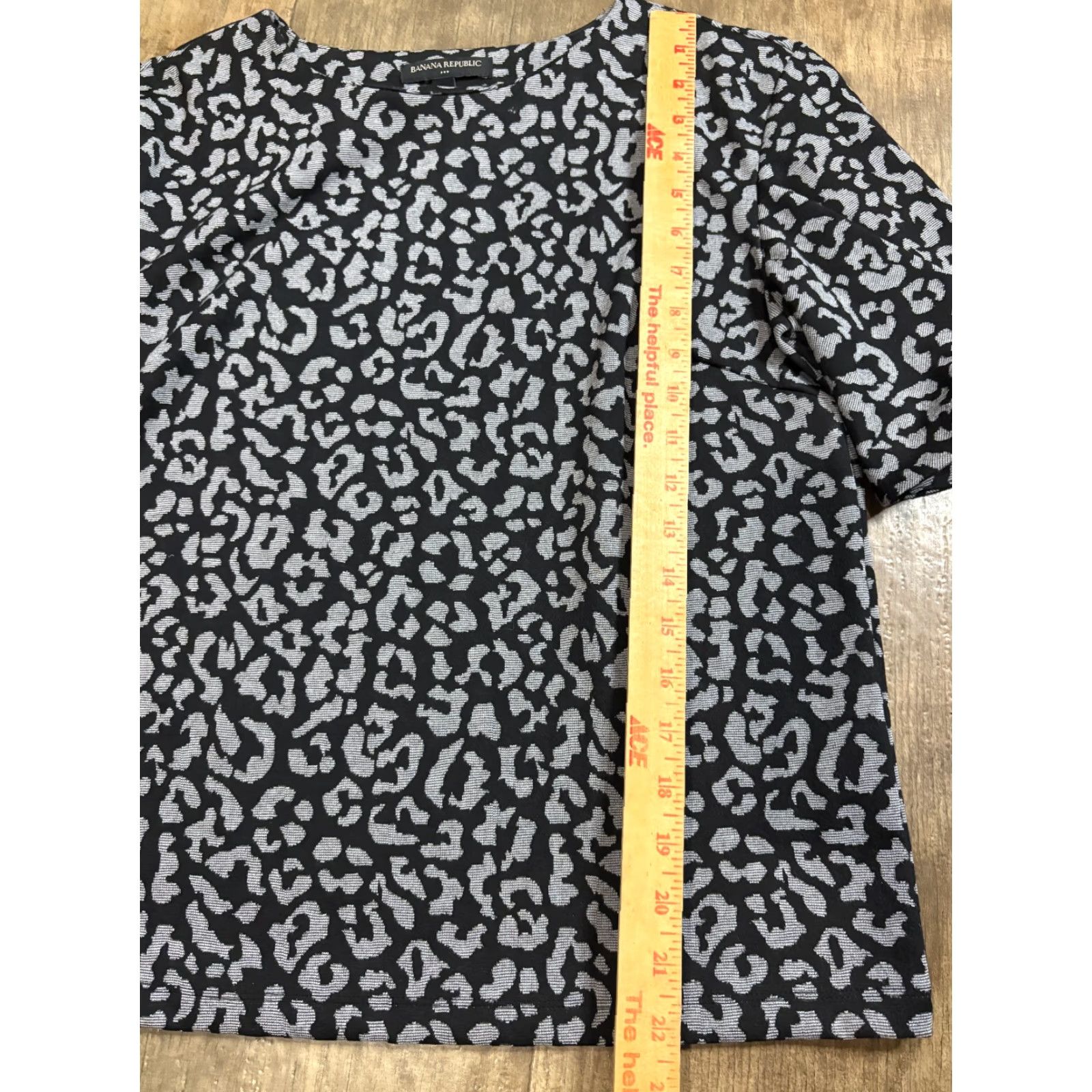 Banana Republic Banana Republic Blouse Shirt Womens Small Black Short Sleeve Crew Neck Button Basic Workwear Blouse S Regular Black Mens? Size S / US 4 / IT 40 - 2 Thumbnail