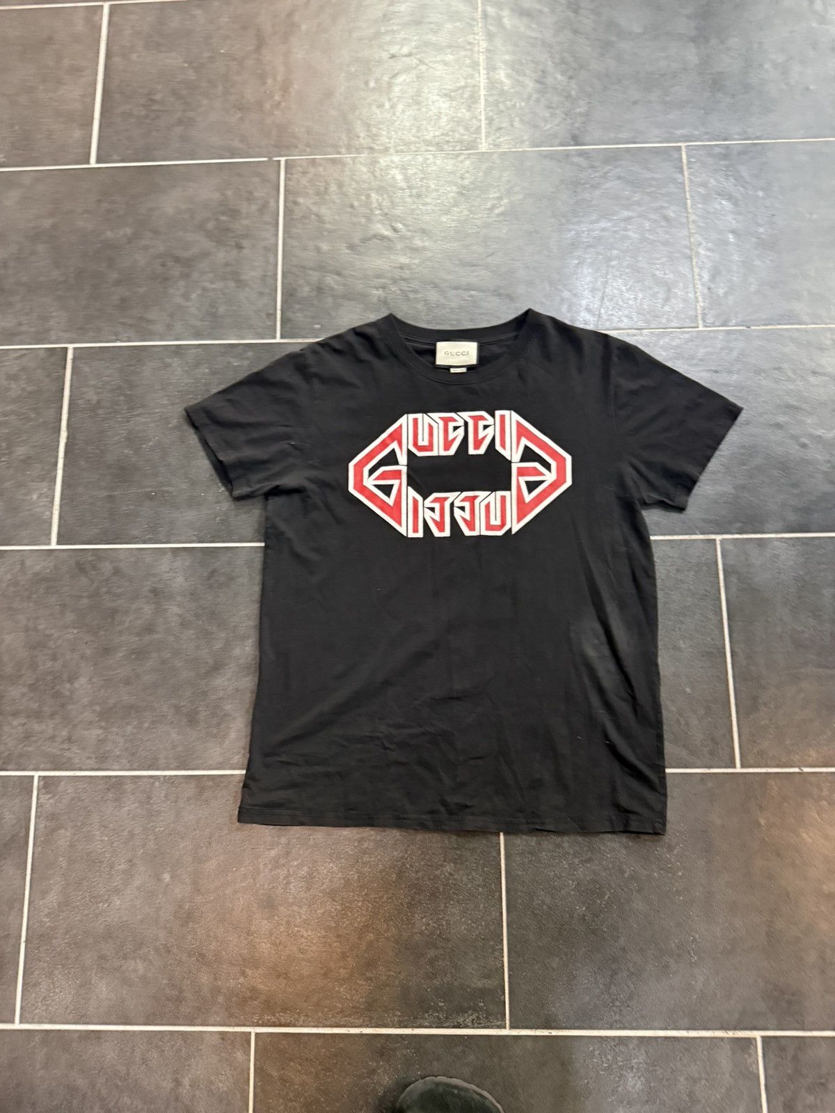 Gucci Gucci Metal Logo T Shirt Black Red White Size US M / EU 48-50 / 2 - 1 Thumbnail