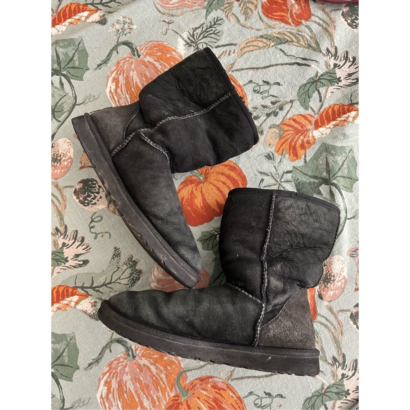 Ugg UGG Australia Classic Short Boots in Black, Winter Shearling Size US 8 / IT 38 - 1 Thumbnail