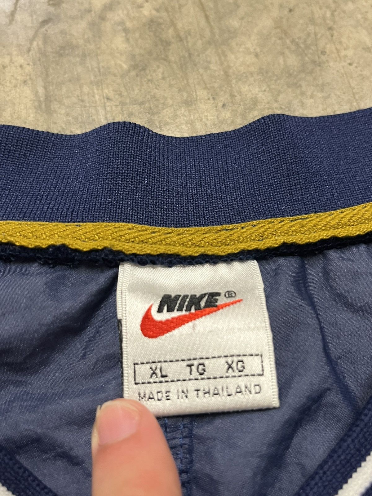 Nike Nike windbreaker center swoosh vintage 90s streetwear hype Size US XL / EU 56 / 4 - 7 Thumbnail