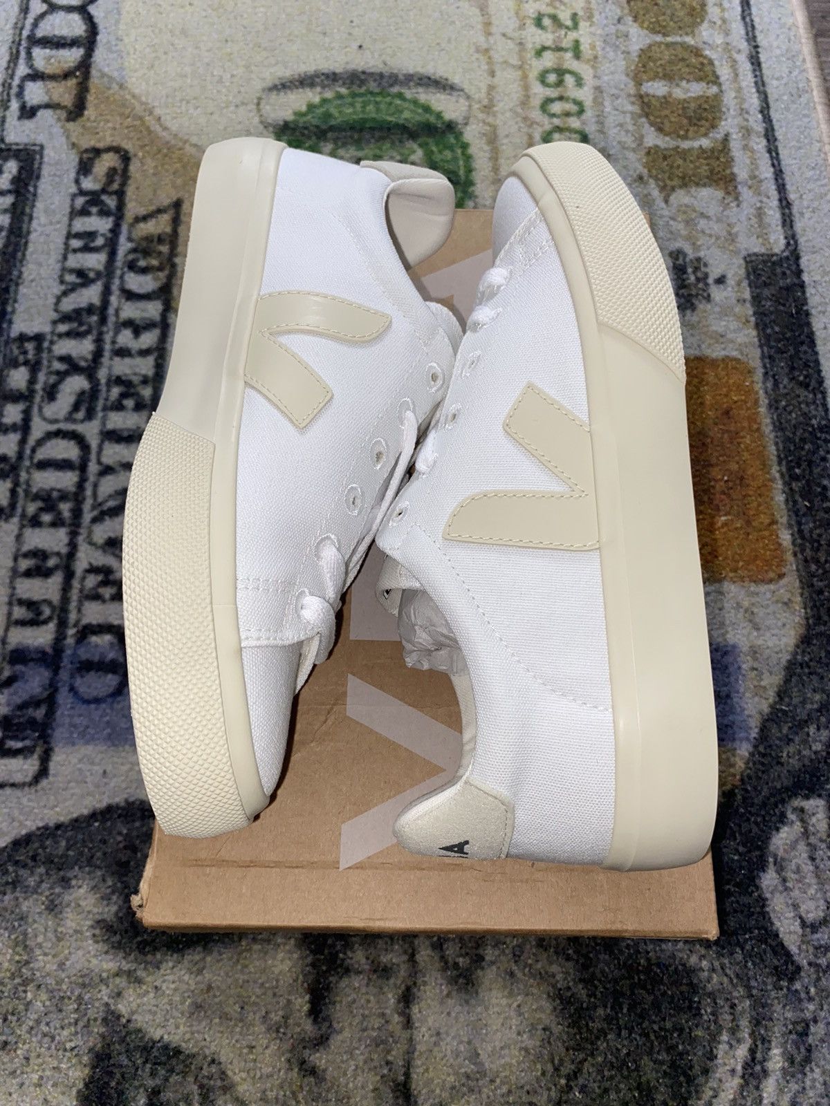 Veja VEJA V-12 Extra White Cream Size US 7 / IT 37 - 2 Thumbnail
