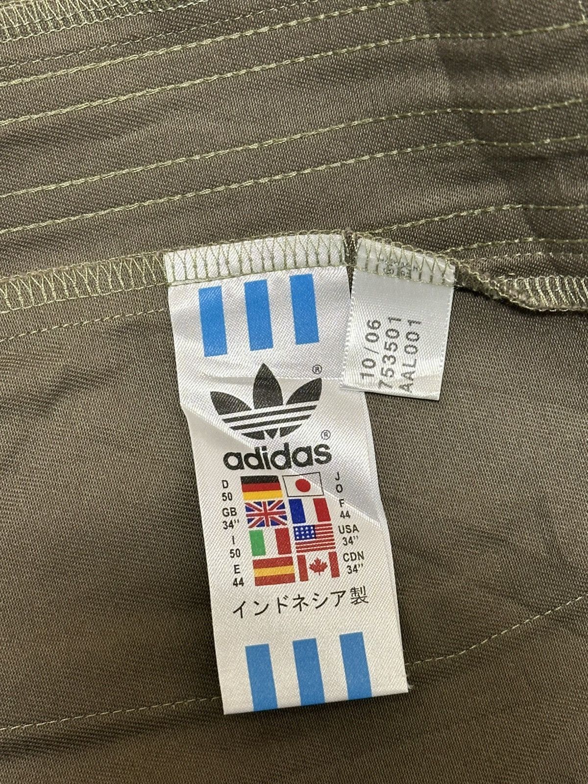 Adidas vintage Adidas cargo shorts with distinctive embroidered bee Size US 33 - 14 Thumbnail