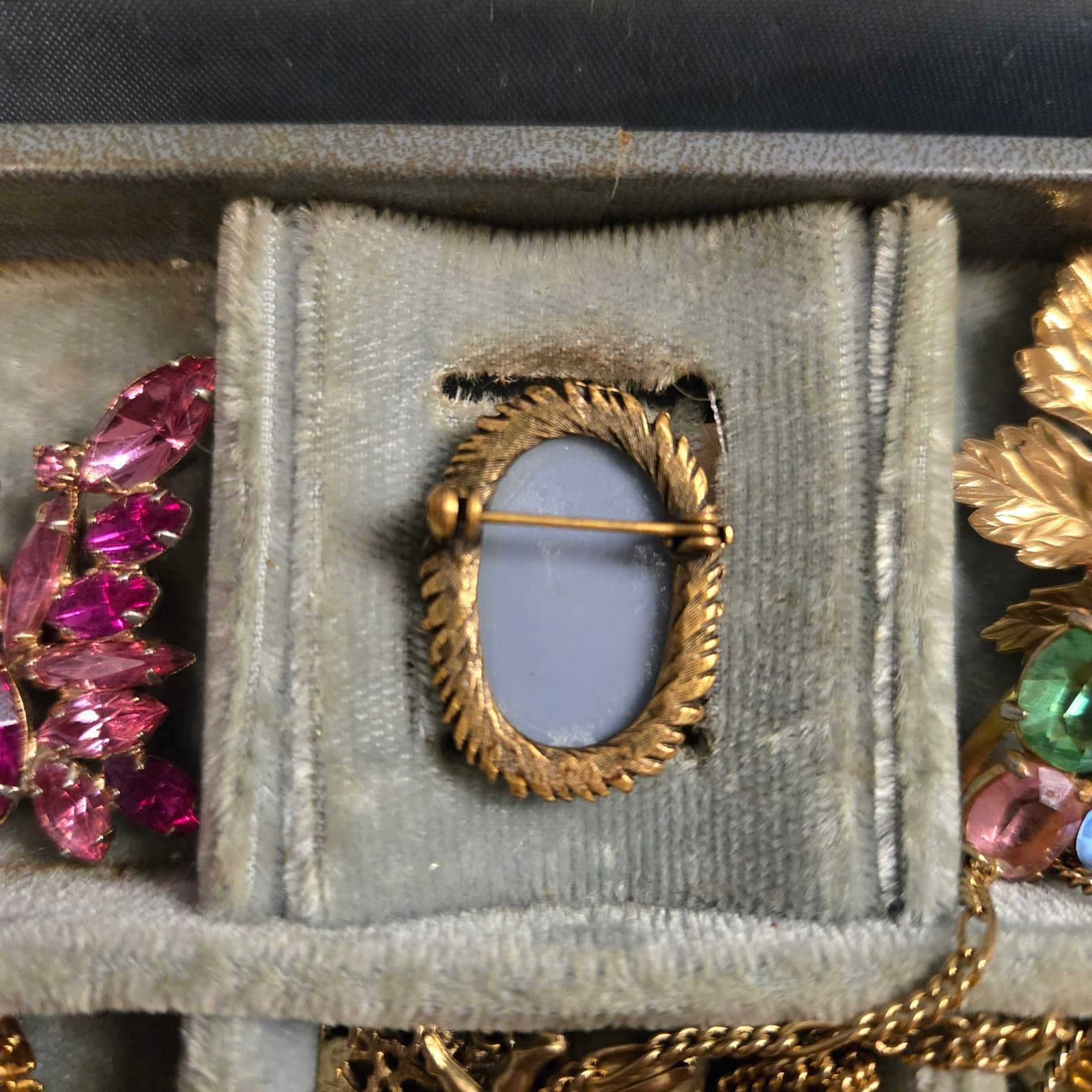 Vintage Vintage Cameo Brooch Pendant Ornate Gold Tone Frame Estate Size ONE SIZE - 12 Thumbnail