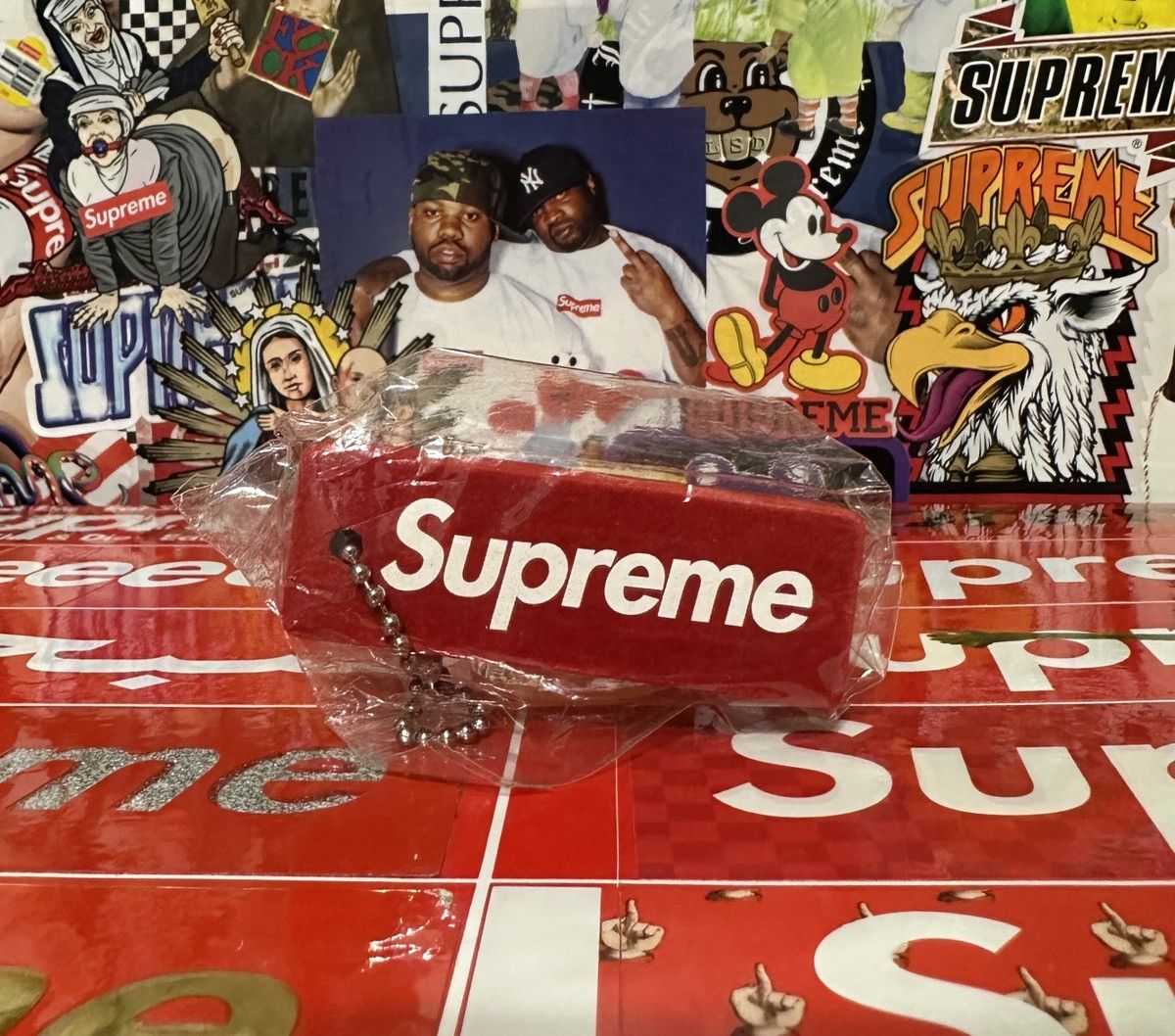 Supreme × Vintage DS NEW FW11 Supreme Box Logo Flocked Floaty Keychain Red OG Size ONE SIZE - 1 Thumbnail