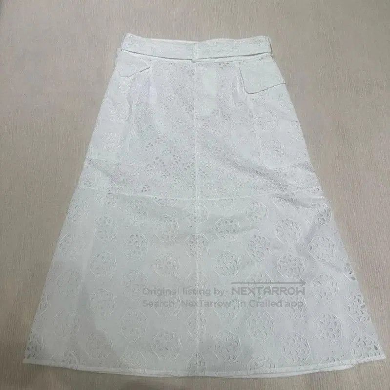 Valentino Valentino White Embroidered Cotton Skirt . Size 28" / US 6 / IT 42 - 2 Thumbnail