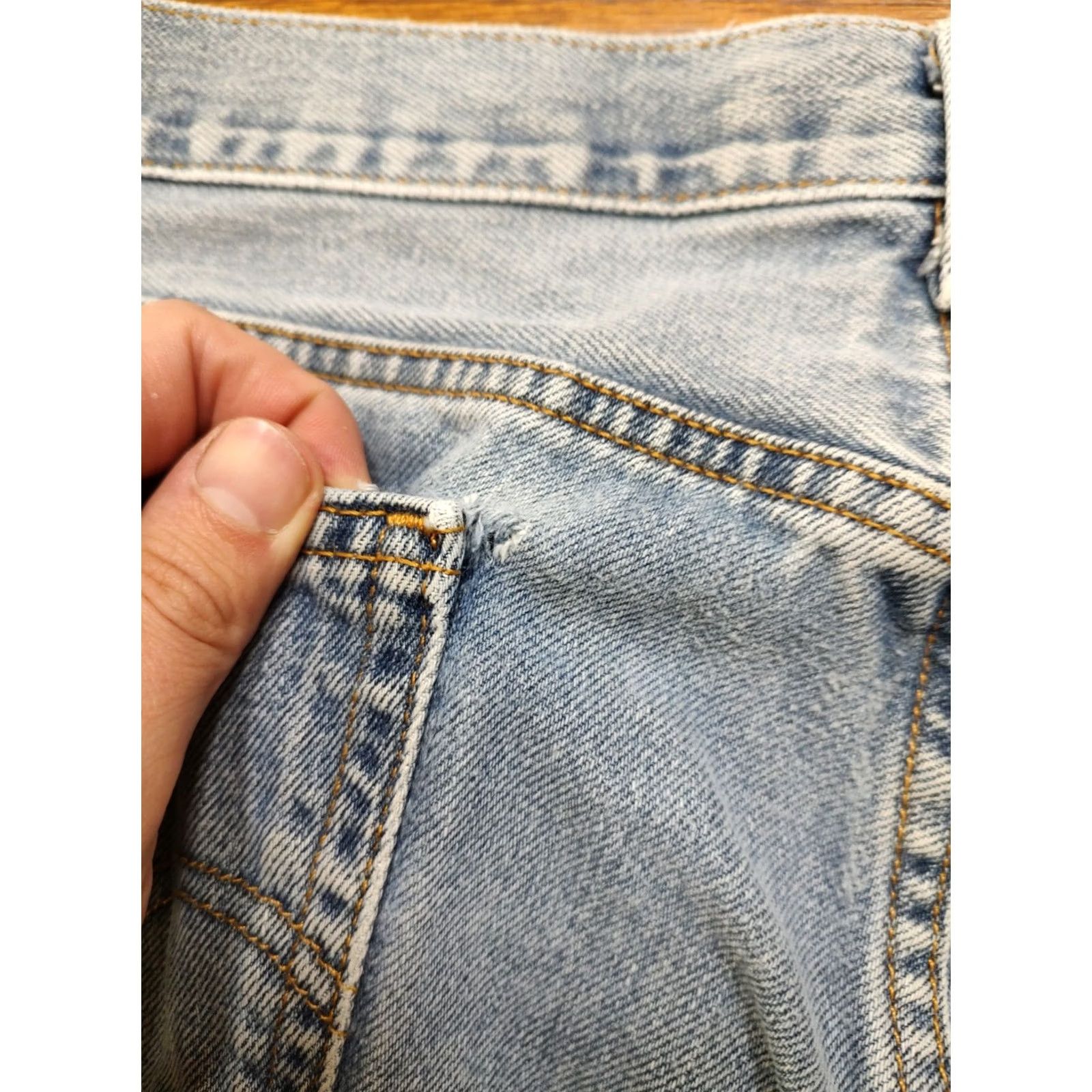 Levi's VINTAGE Levi's 560 Jeans Mens 34x33 Loose Fit Taper Leg Light Blue Denim 5-Pocket Grooved Belt Loops Streetwear Retro 90s Motorcycle Western Rock N/A Size US 34 / EU 50 - 6 Thumbnail