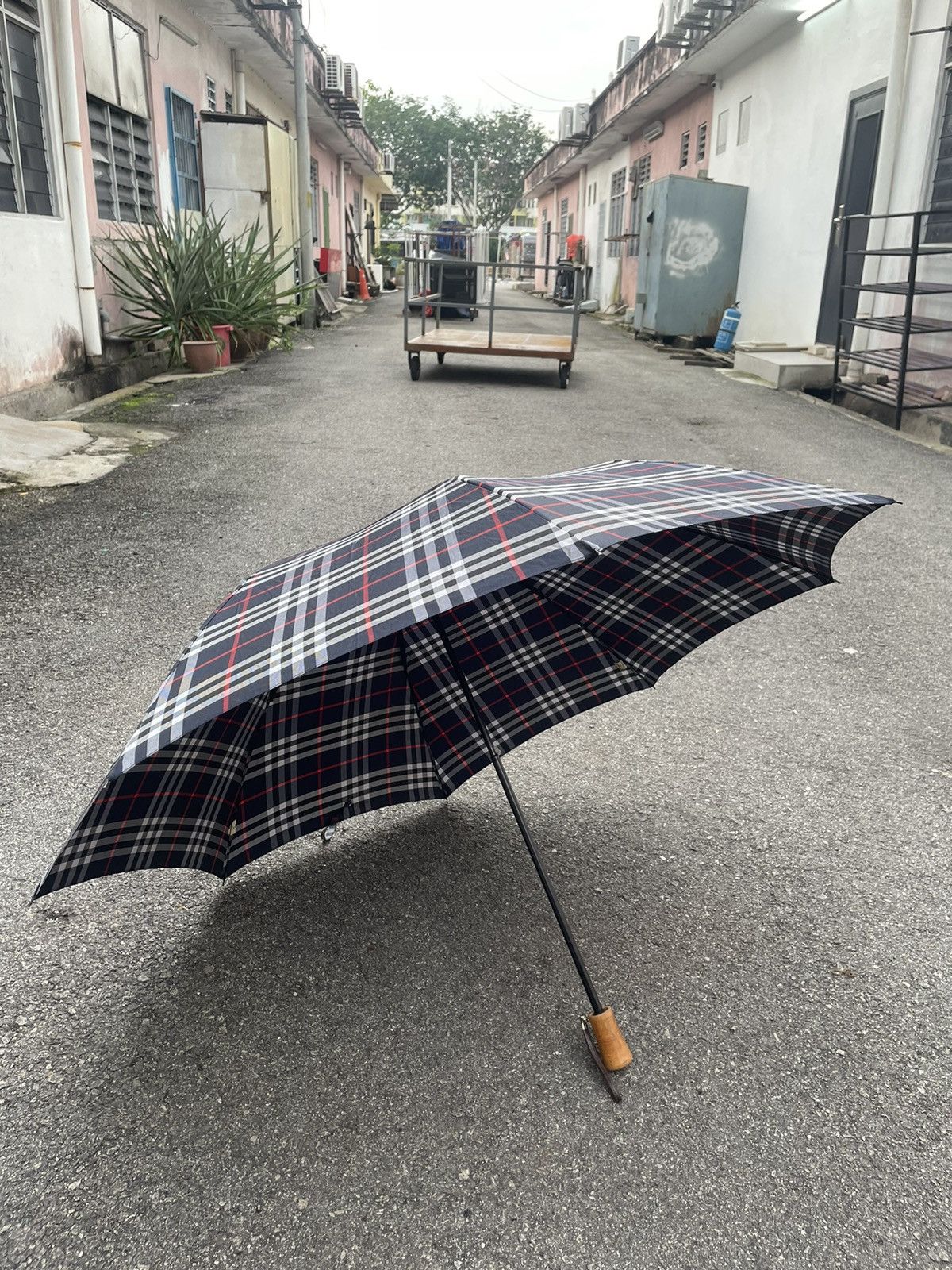 Burberry umbrella nyc hotsell