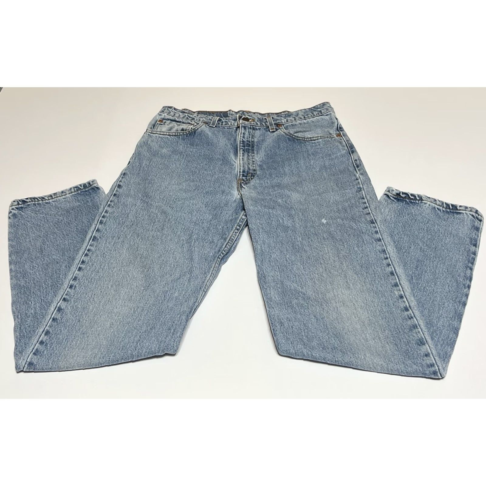 Levi's VINTAGE Levi's 550 Jeans 32x31 Relaxed Taper Blue Light Wash USA Mens Denim 5-Pocket Zip Distressed Size US 32 / EU 48 - 2 Thumbnail