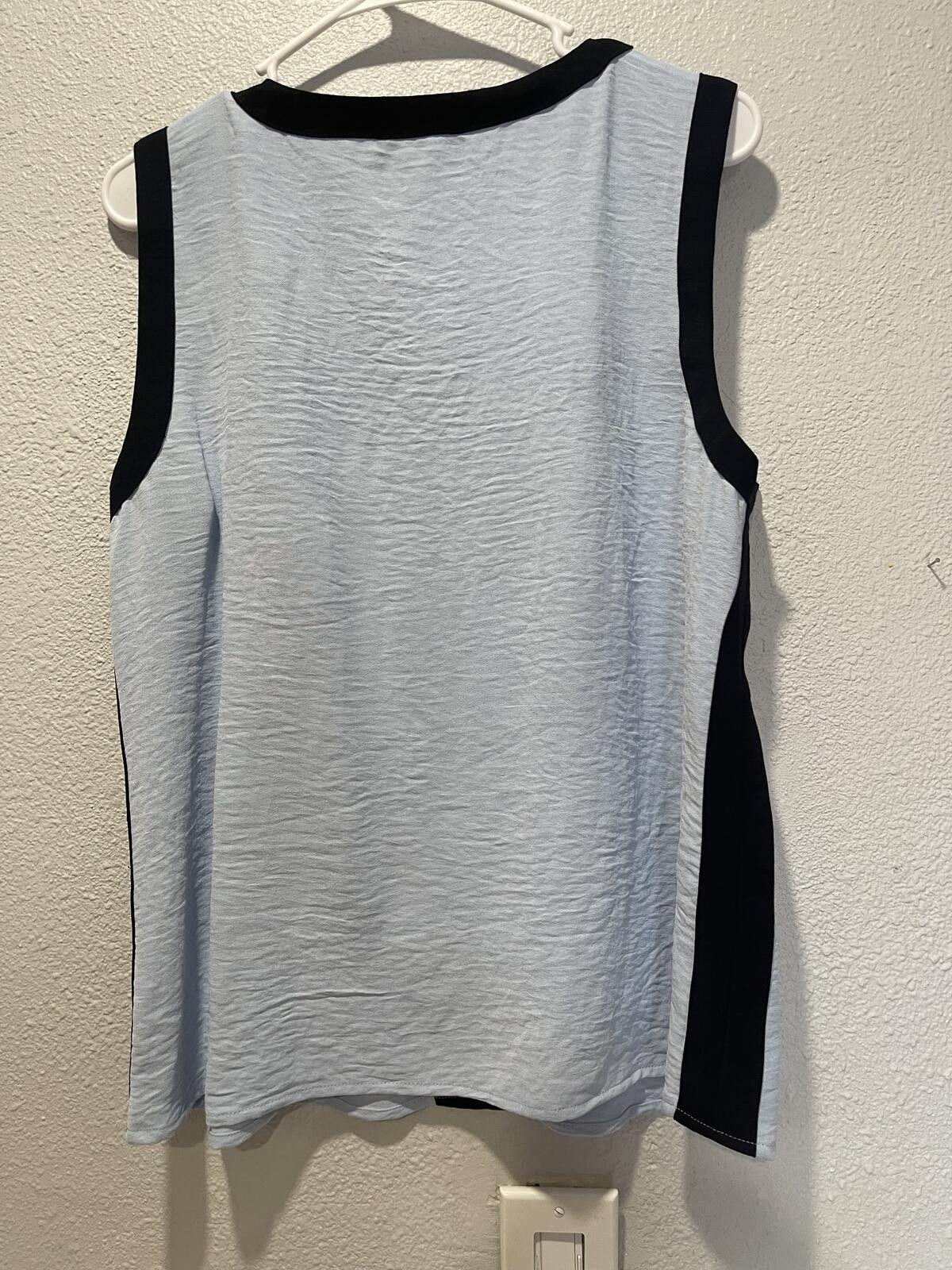 Karl Lagerfeld Karl Lagerfeld Paris Sleeveless V-Neck Top with Black Trim Size M / US 6-8 / IT 42-44 - 2 Thumbnail