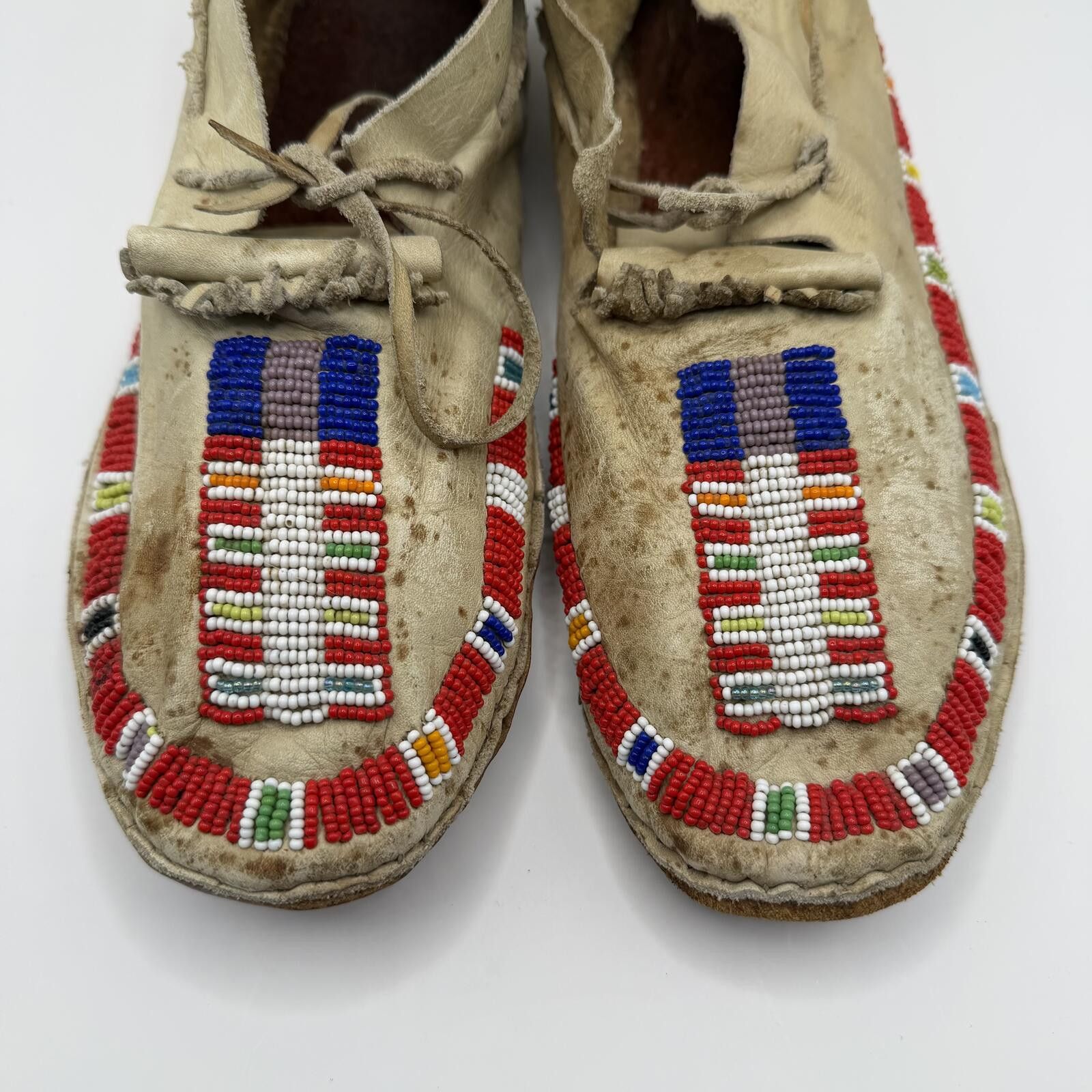 The Unbranded Brand Northern Plains Moccasins Unisex Sioux Plains Hide Beaded Size ONE SIZE - 2 Thumbnail