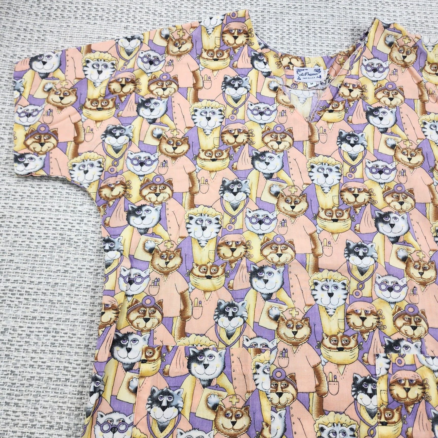 Vintage VINTAGE di Prima Scrub Top Shirt Womens Medium Peach Purple Cats Made USA V-Neck Pockets Size M / US 6-8 / IT 42-44 - 3 Thumbnail