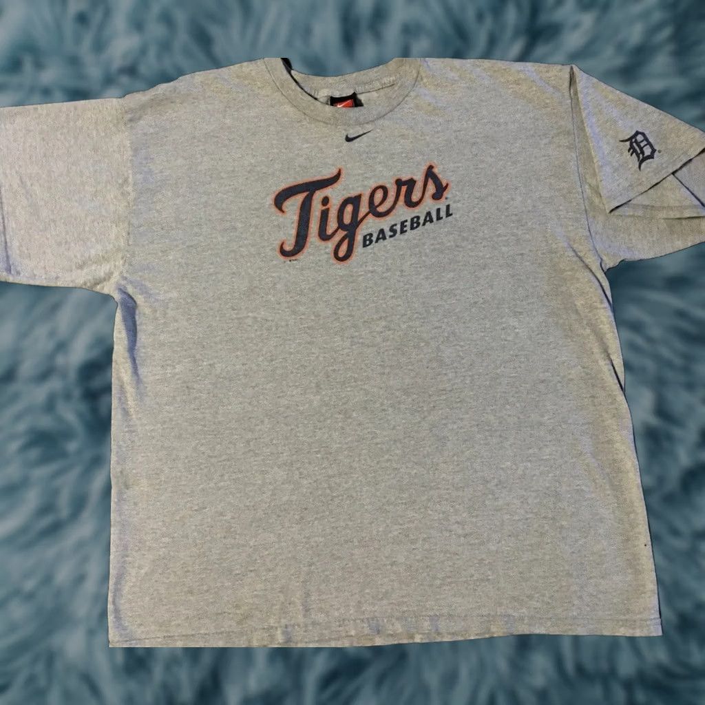 Travis Scott VINTAGE Nike Detroit Tigers Faded Center Swoosh Shirt XL Gray Men Short Sleeve T-Shirt 90s Grunge Hip Hop Retro Baseball Logo Sports USA USA Mens Size US XL / EU 56 / 4 - 1 Thumbnail