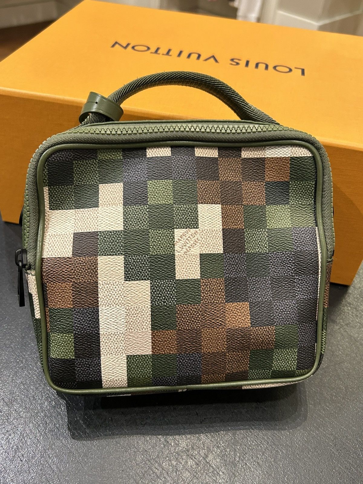Louis Vuitton Louis Vuitton Damoflage Runaway Quest Messenger Size ONE SIZE - 3 Thumbnail