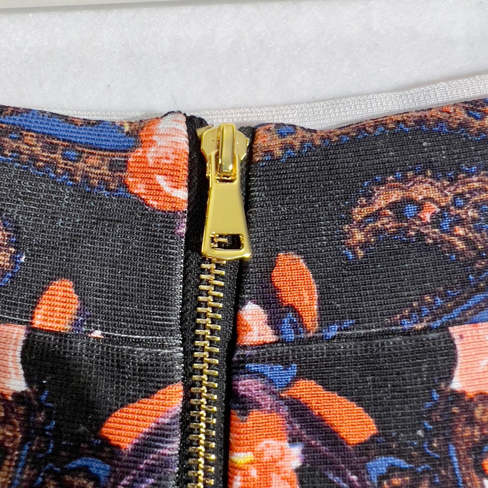 Bebe bebe x Naven Mini-Skirt Medium Floral Paisley STRETCHY Zip Size 26" / US 2 / IT 38 - 4 Thumbnail