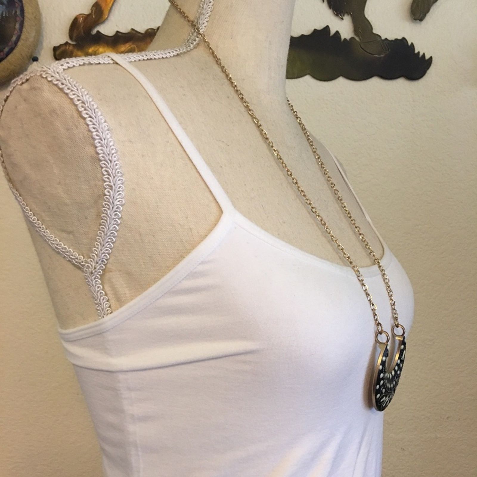 Jewelry Black and cream enamel medallion on gold chain Size ONE SIZE - 2 Thumbnail