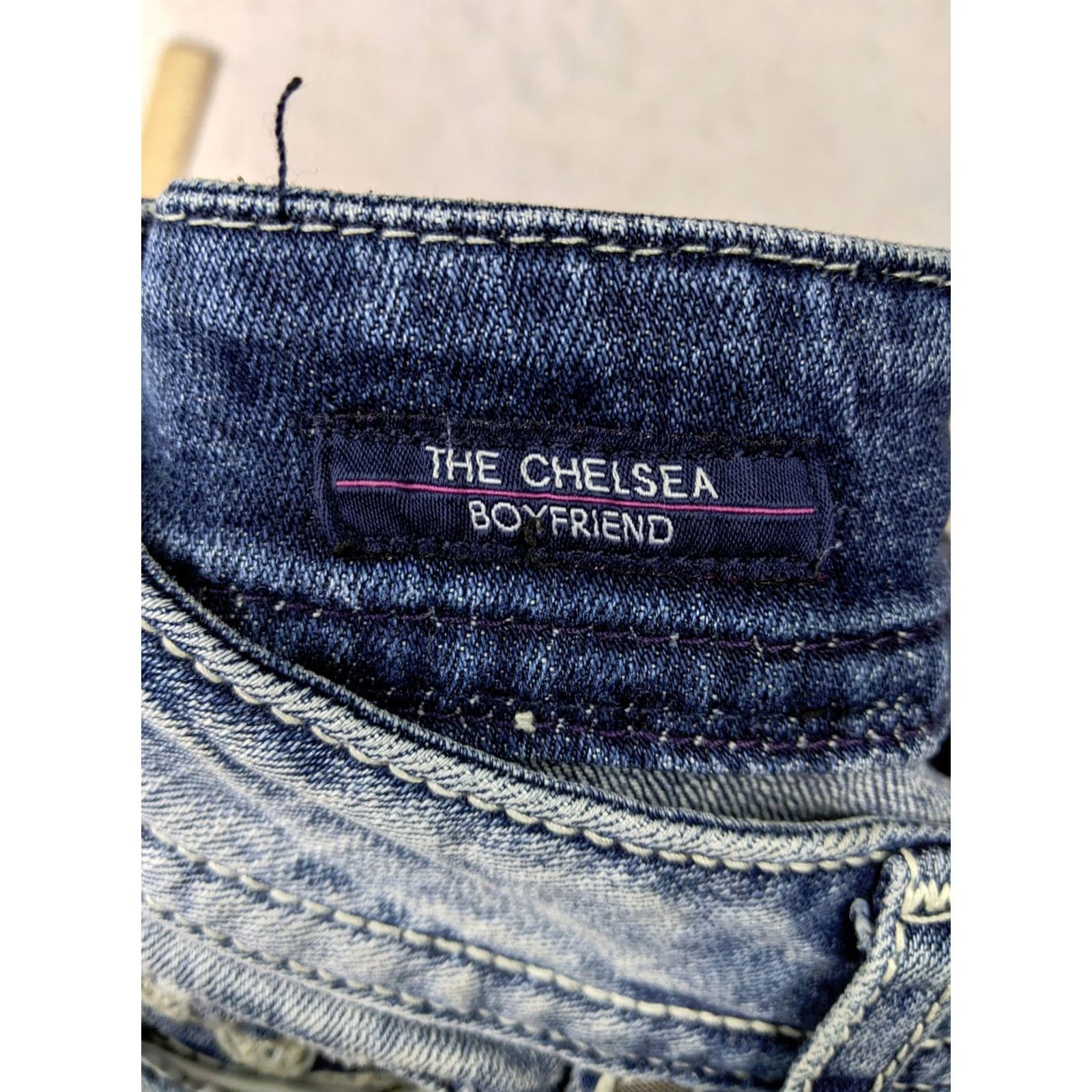 Vintage VIGOSS Chelsea Boyfriend Womens Jeans Low Rise Light Wash Blue 3 4 Thick Stitch Distressed Whiskered Stretch Button Zip Fly 26 Inseam XS? Wait Size 27" / US 4 / IT 40 - 4 Thumbnail