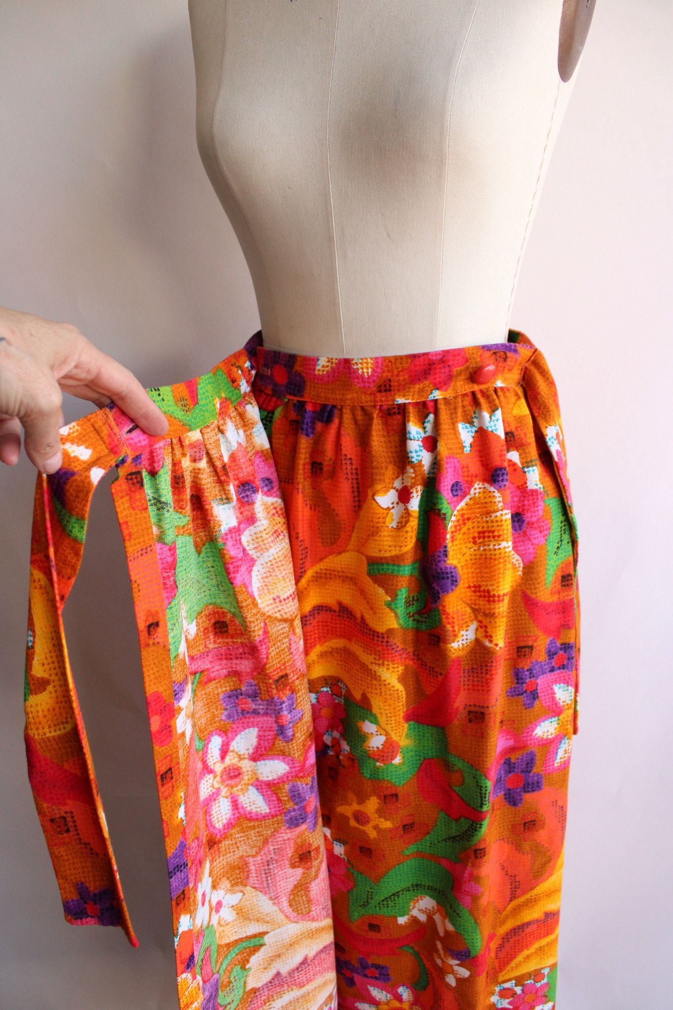 Vintage Vintage 1960s Skirt, Beverly Vogue Wrap Maxi Skirt, Tiki Flo Size 27" / US 4 / IT 40 - 6 Thumbnail