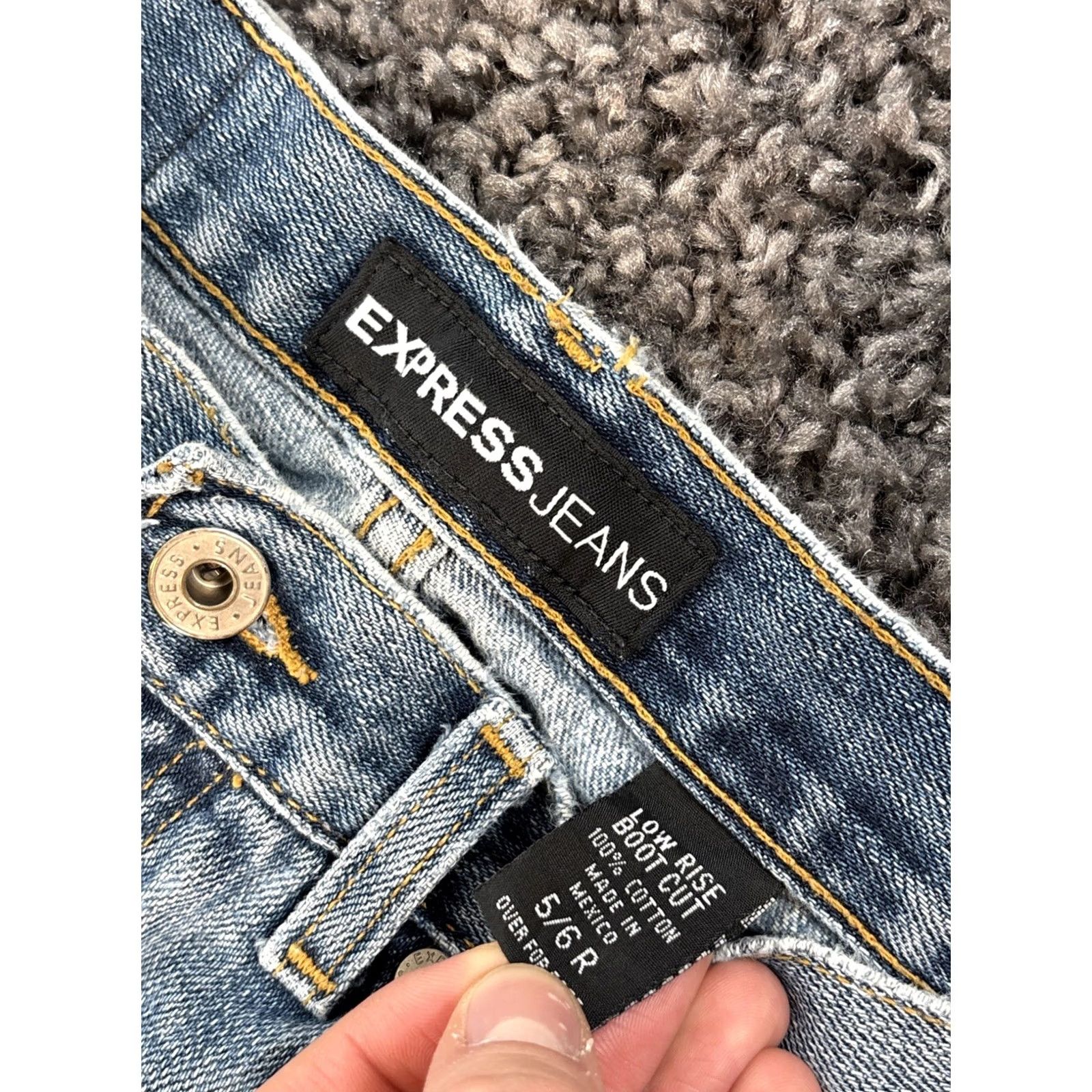 Express VINTAGE Express Jeans Womens 28x30 Stonewash Blue Light Wash Frayed Low Rise 90s Straight Womens Jeans Size 28" / US 6 / IT 42 - 6 Thumbnail