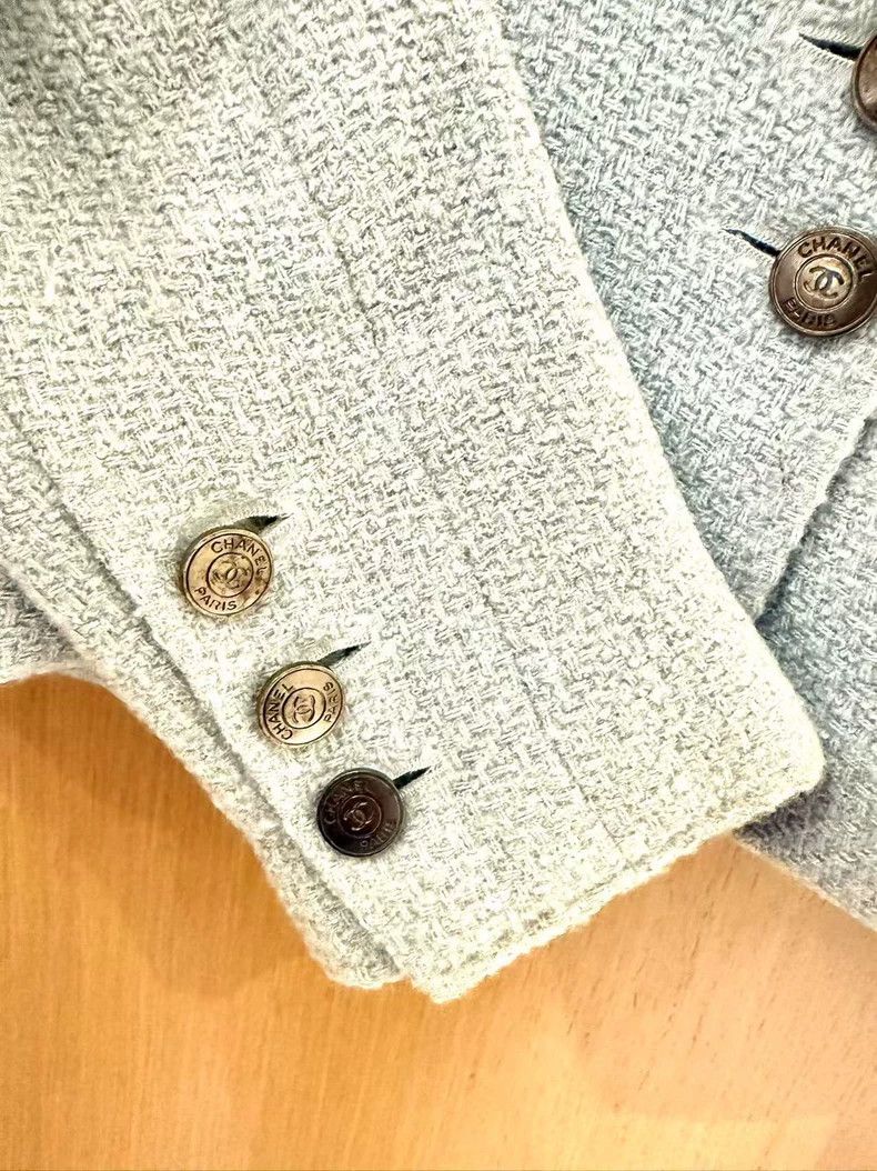 Chanel Chanel Light blue tweed suit jacket with silver button dou Size M / US 6-8 / IT 42-44 - 4 Thumbnail