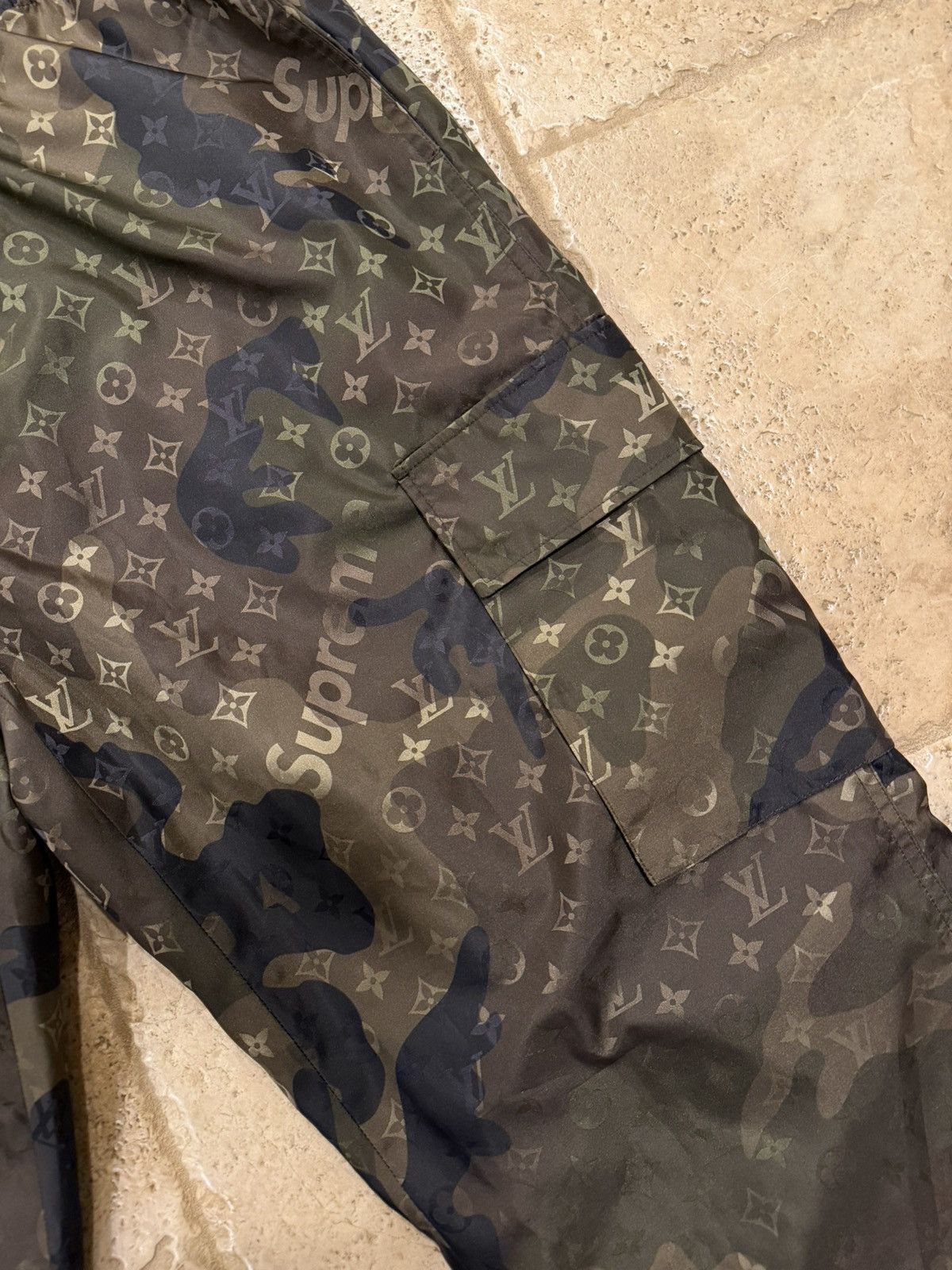 Louis Vuitton × Supreme Louis Vuitton x Supreme Monogram Camo Nylon Jogger Pants Size US 36 / EU 52 - 4 Thumbnail