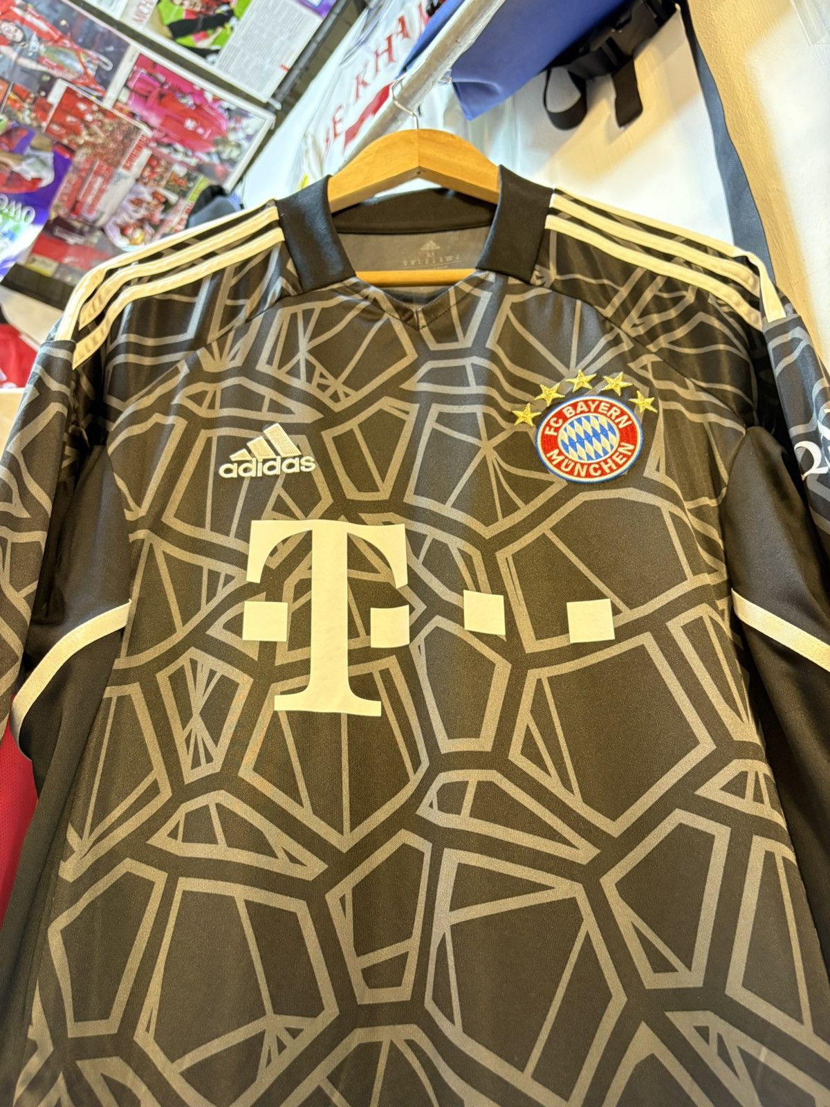 Adidas 2022-2023 Bayern Munich Goalkeeper Kit Size US M / EU 48-50 / 2 - 2 Thumbnail