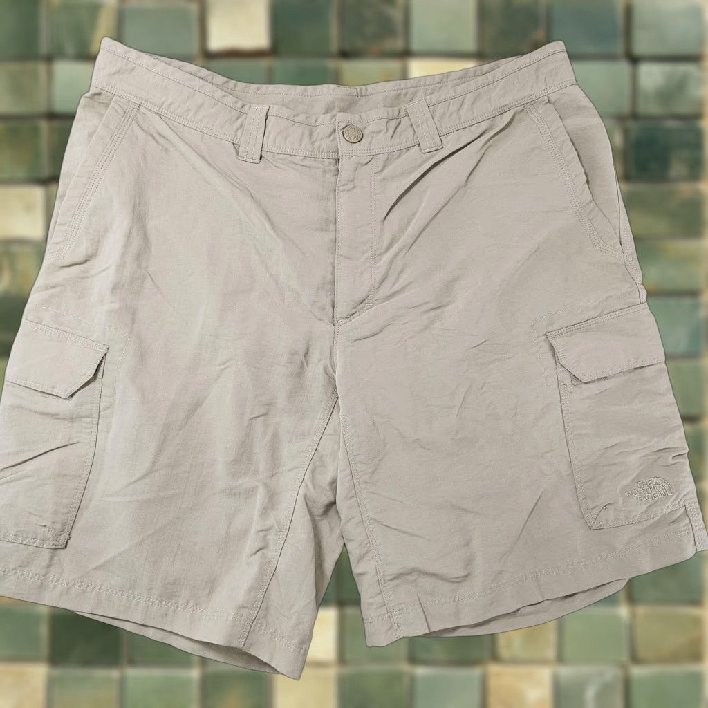 The North Face The North Face Shorts Mens 36 Khaki Nylon Cargo Pockets Hiking Outdoor Size US 36 / EU 52 - 1 Thumbnail