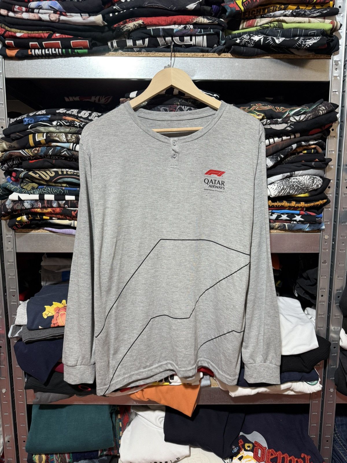 Formula 1 Rare Quatar Airways Formula 1 Racing Long Sleeve T-Shirt Size US L / EU 52-54 / 3 - 1 Thumbnail