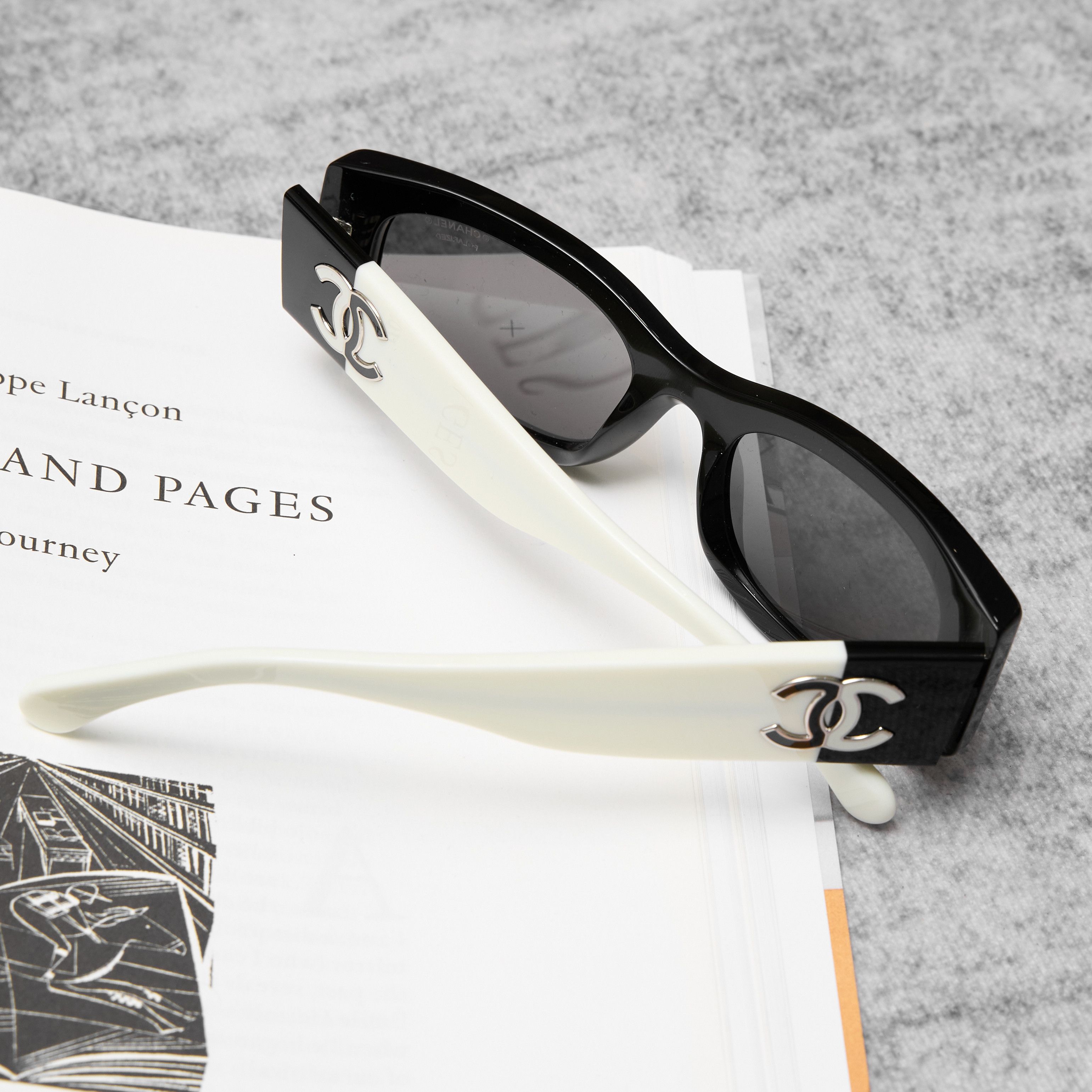 CHANEL 0CH5525 1656T8 Sunglasses BLACK/WHITE