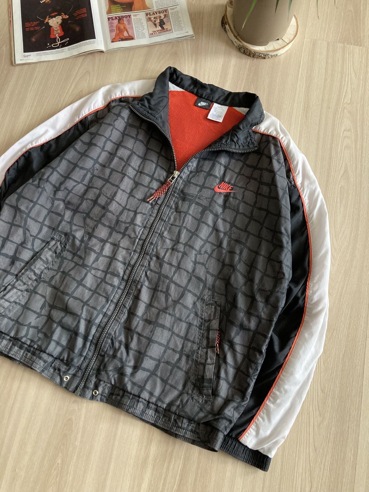 Vintage Vintage Nike Big Logo Nylon Light Jacket 90s Size US M / EU 48-50 / 2 - 4 Thumbnail