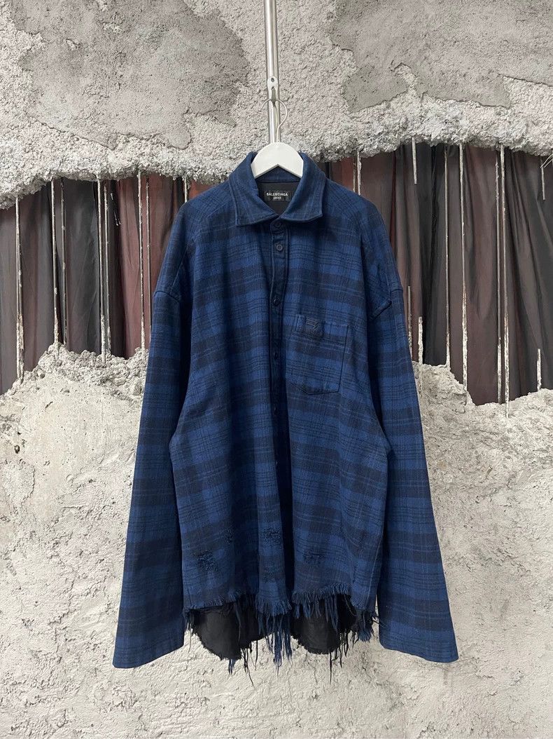 Balenciaga Balenciaga Destroyed Hem Insulated Shirt Size M / US 6-8 / IT 42-44 - 1 Thumbnail